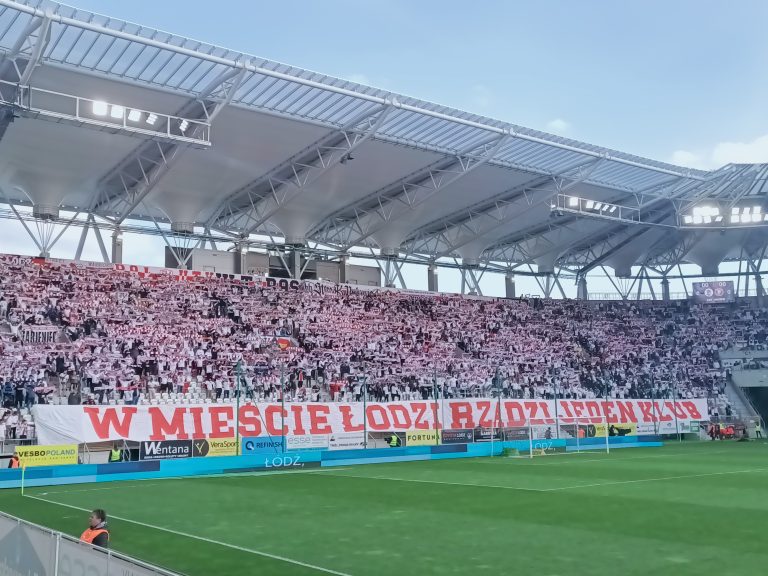 Łódź derby: Poolse ultras schieten vuurwerk op het uitvak