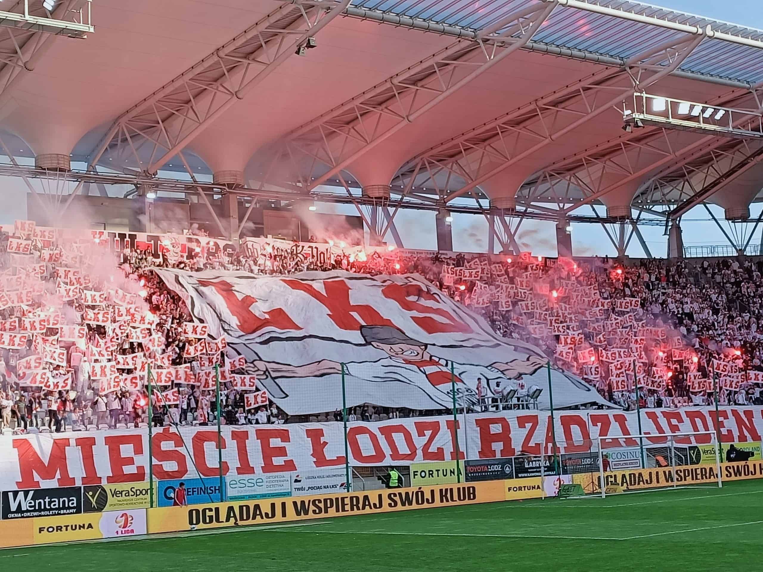Łódź derby: Poolse ultras schieten vuurwerk op het uitvak