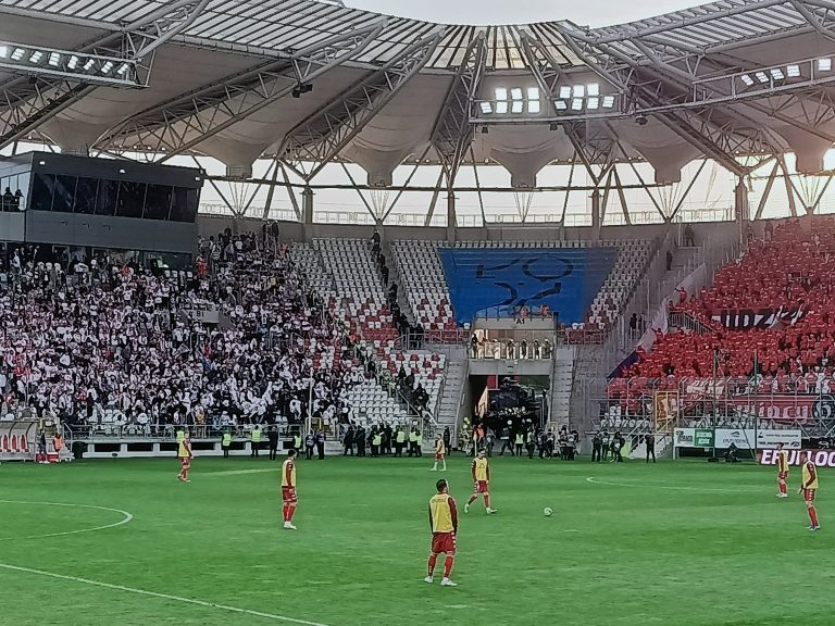 Łódź derby: Poolse ultras schieten vuurwerk op het uitvak