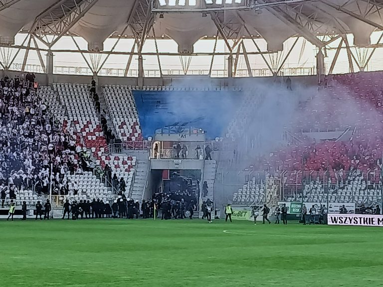 Łódź derby: Poolse ultras schieten vuurwerk op het uitvak
