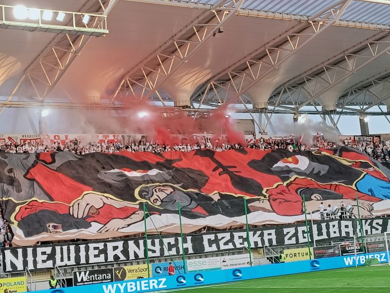 Łódź derby: Poolse ultras schieten vuurwerk op het uitvak