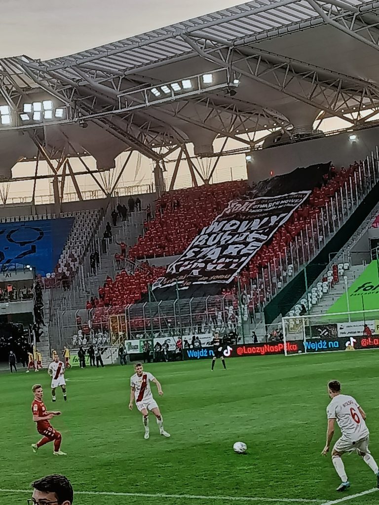 Łódź derby: Poolse ultras schieten vuurwerk op het uitvak