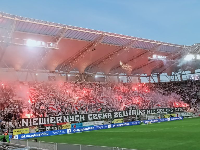 Łódź derby: Poolse ultras schieten vuurwerk op het uitvak