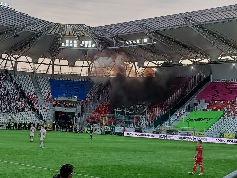 Łódź derby: Poolse ultras schieten vuurwerk op het uitvak