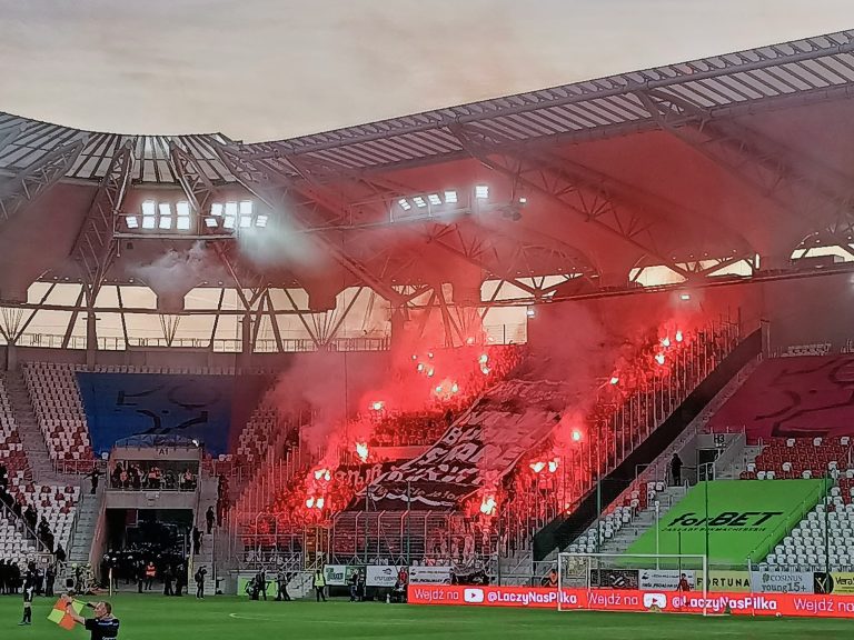 Łódź derby: Poolse ultras schieten vuurwerk op het uitvak