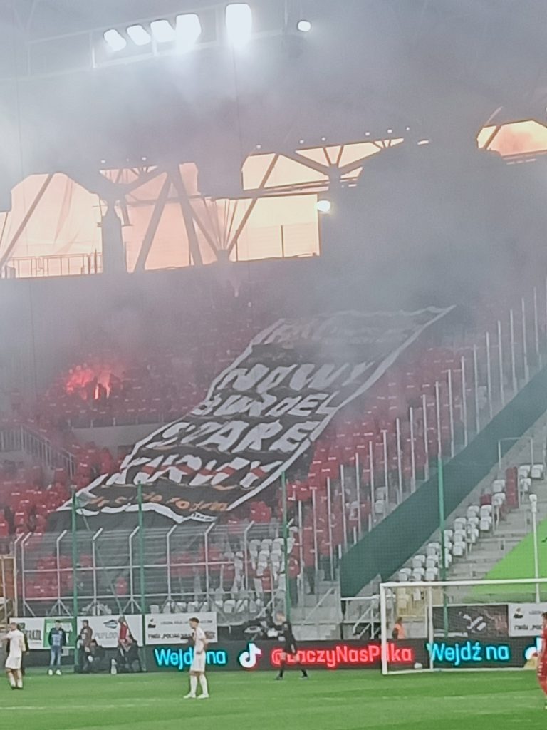 Łódź derby: Poolse ultras schieten vuurwerk op het uitvak