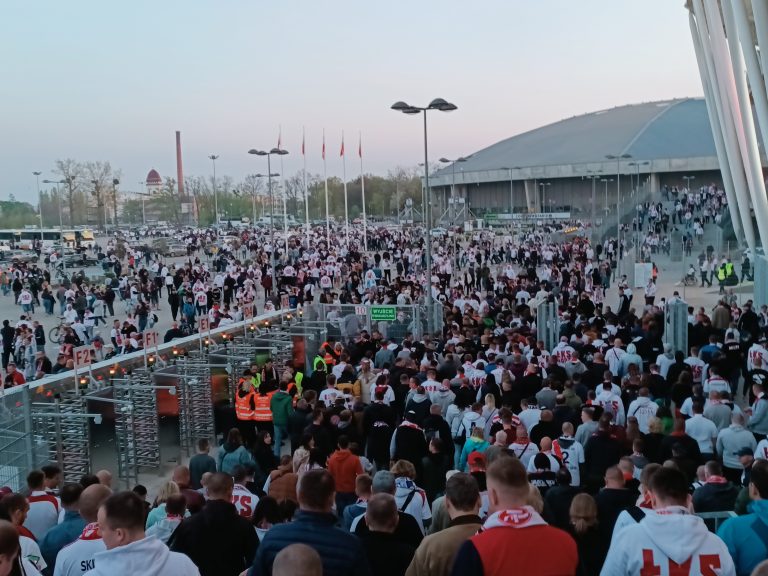 Łódź derby: Poolse ultras schieten vuurwerk op het uitvak