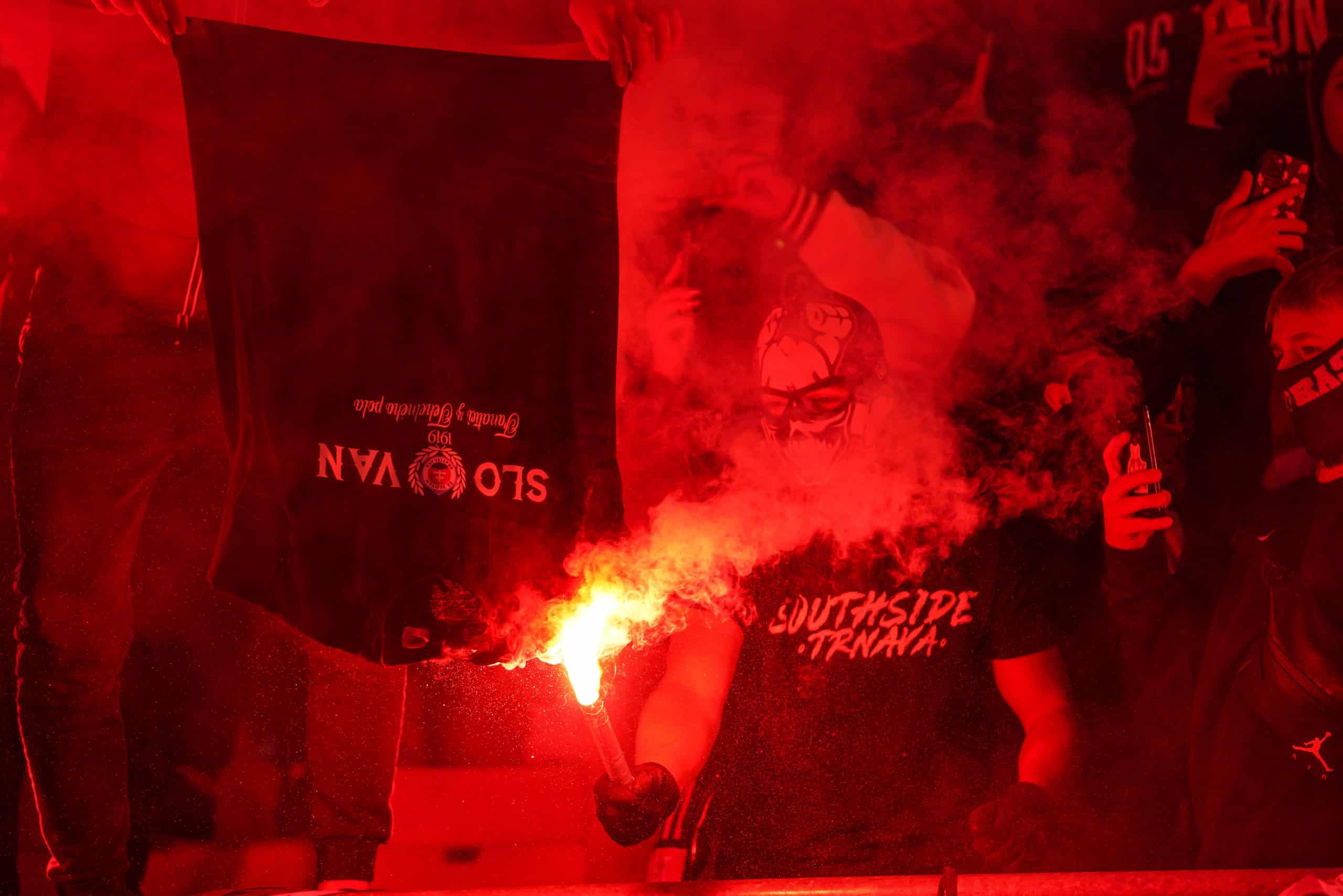 Tradičné derby: Spartak Trnava supporters zorgen voor Slowaaks gekkenhuis