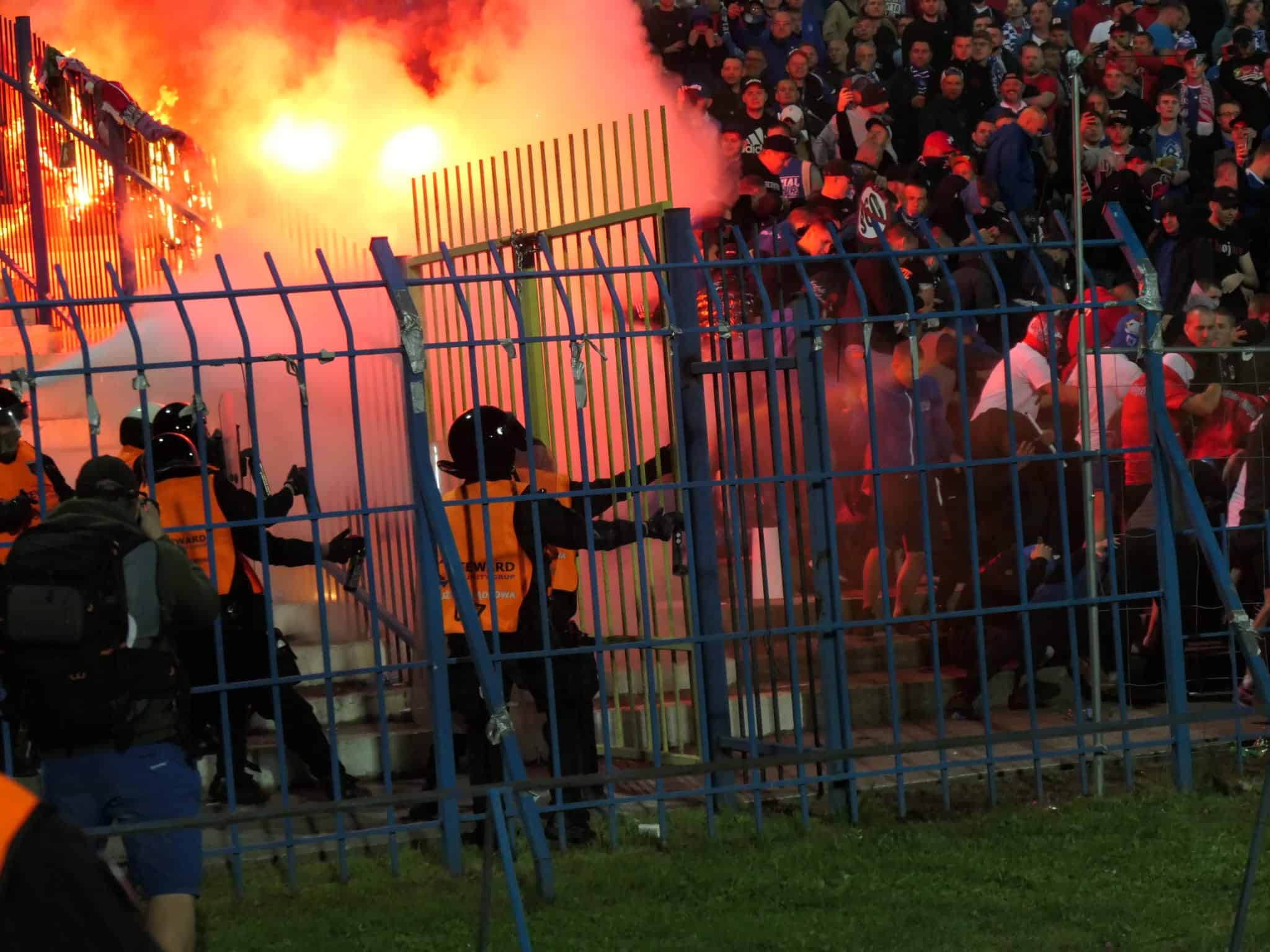 Ruch Chorzow – Gornik Zabrze: Poolse Hooligans creëren bizarre avond