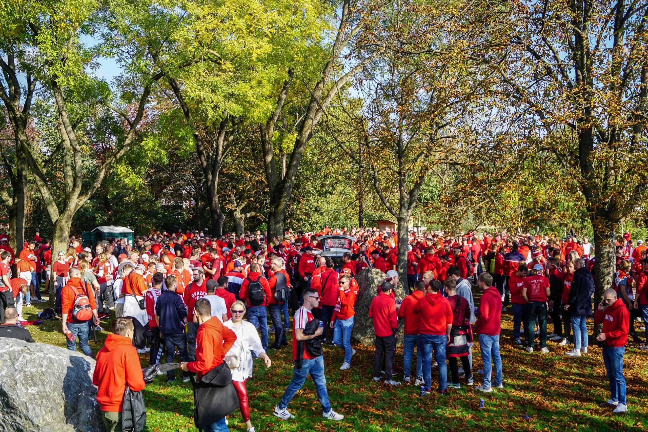 Corteos, tifos & fakkels; na 15 jaar is de Graz derby terug!