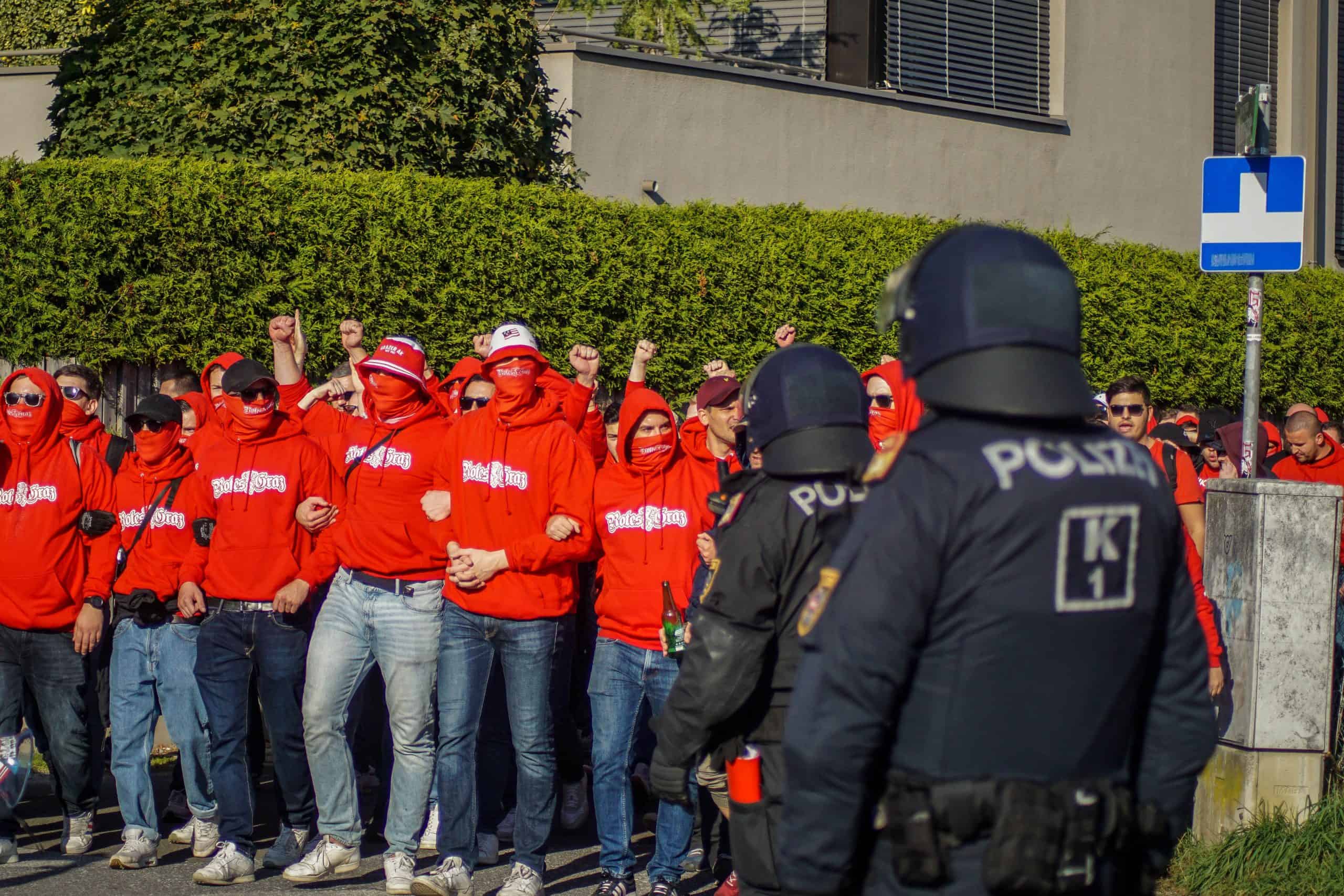 Corteos, tifos & fakkels; na 15 jaar is de Graz derby terug!