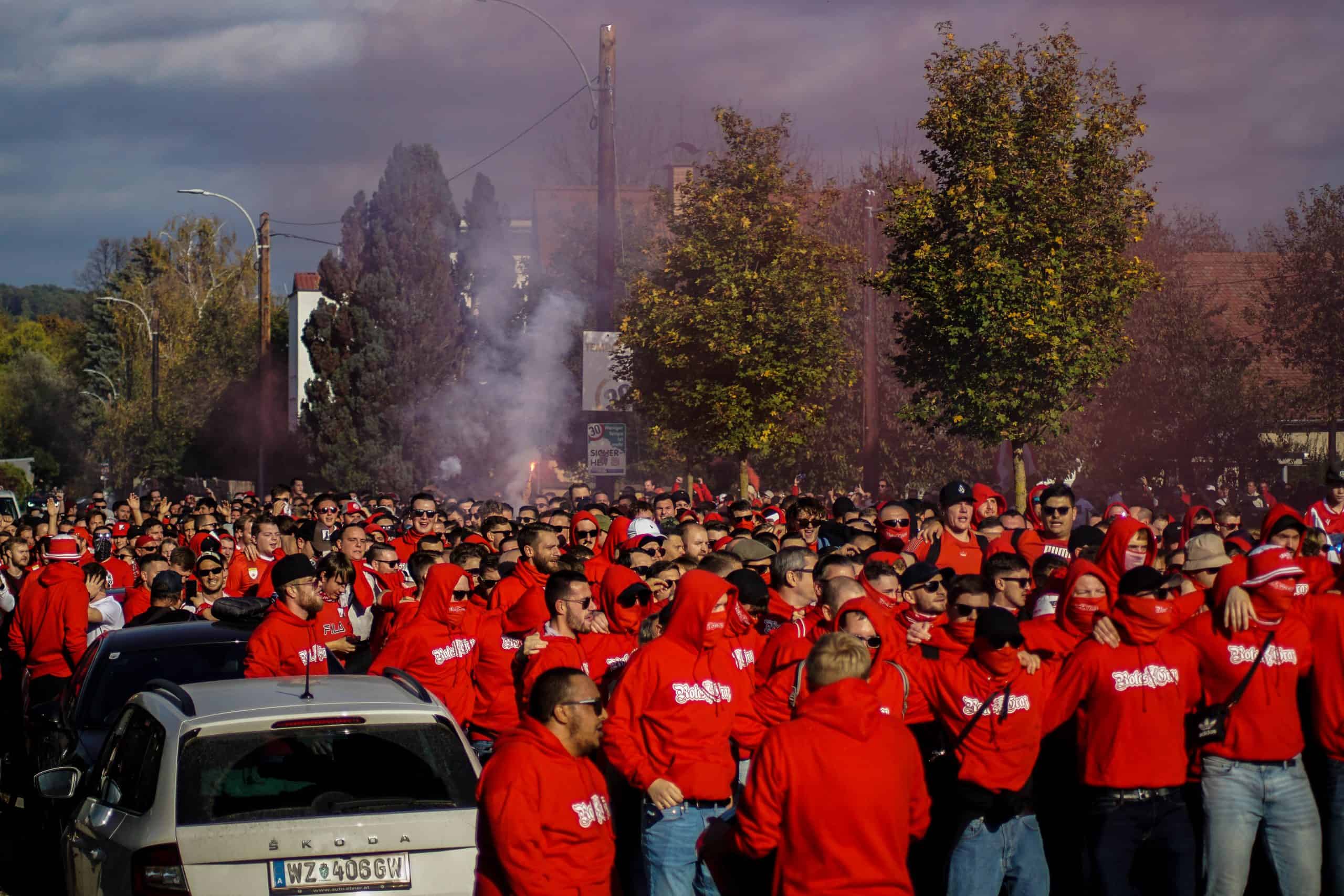 Corteos, tifos & fakkels; na 15 jaar is de Graz derby terug!