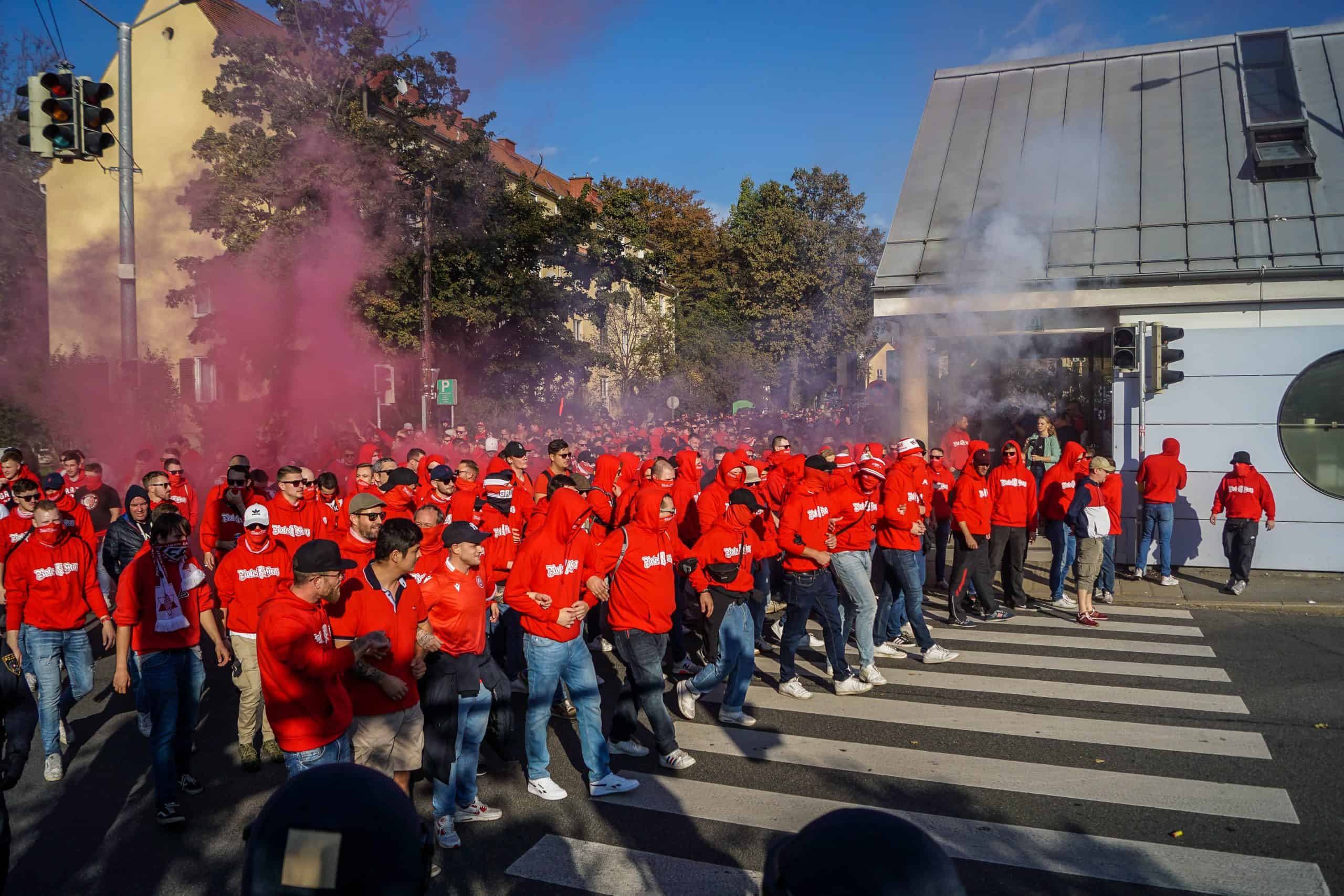 Corteos, tifos & fakkels; na 15 jaar is de Graz derby terug!