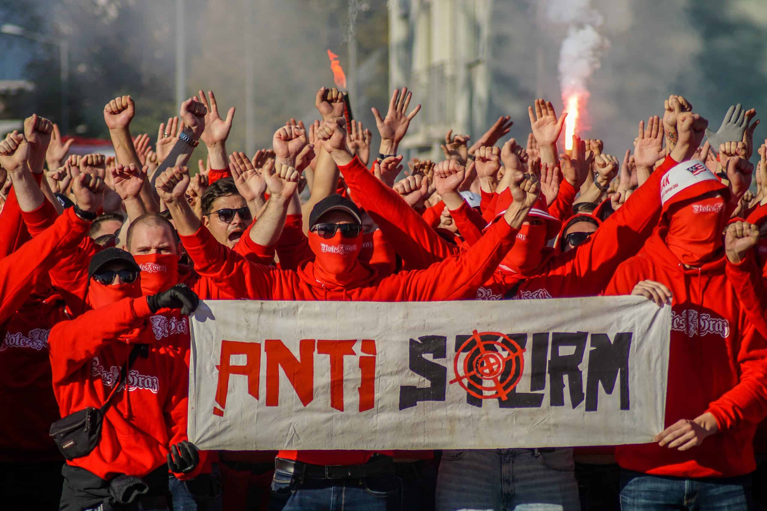 Corteos, tifos & fakkels; na 15 jaar is de Graz derby terug!