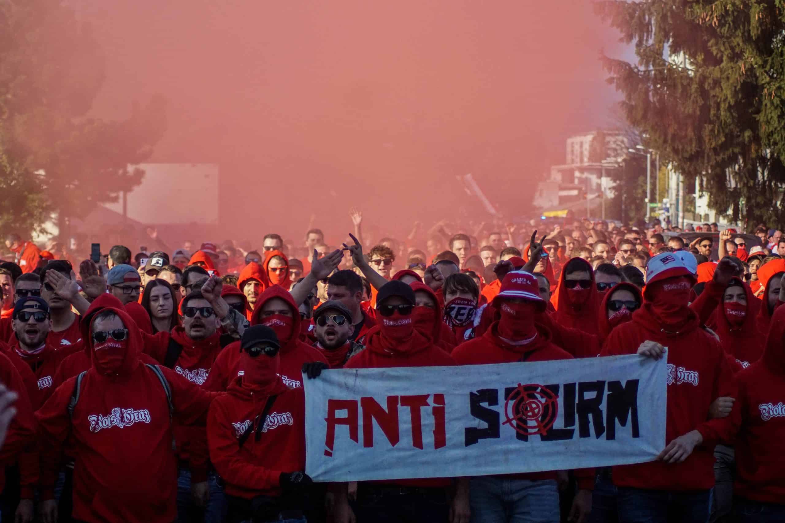 Corteos, tifos & fakkels; na 15 jaar is de Graz derby terug!