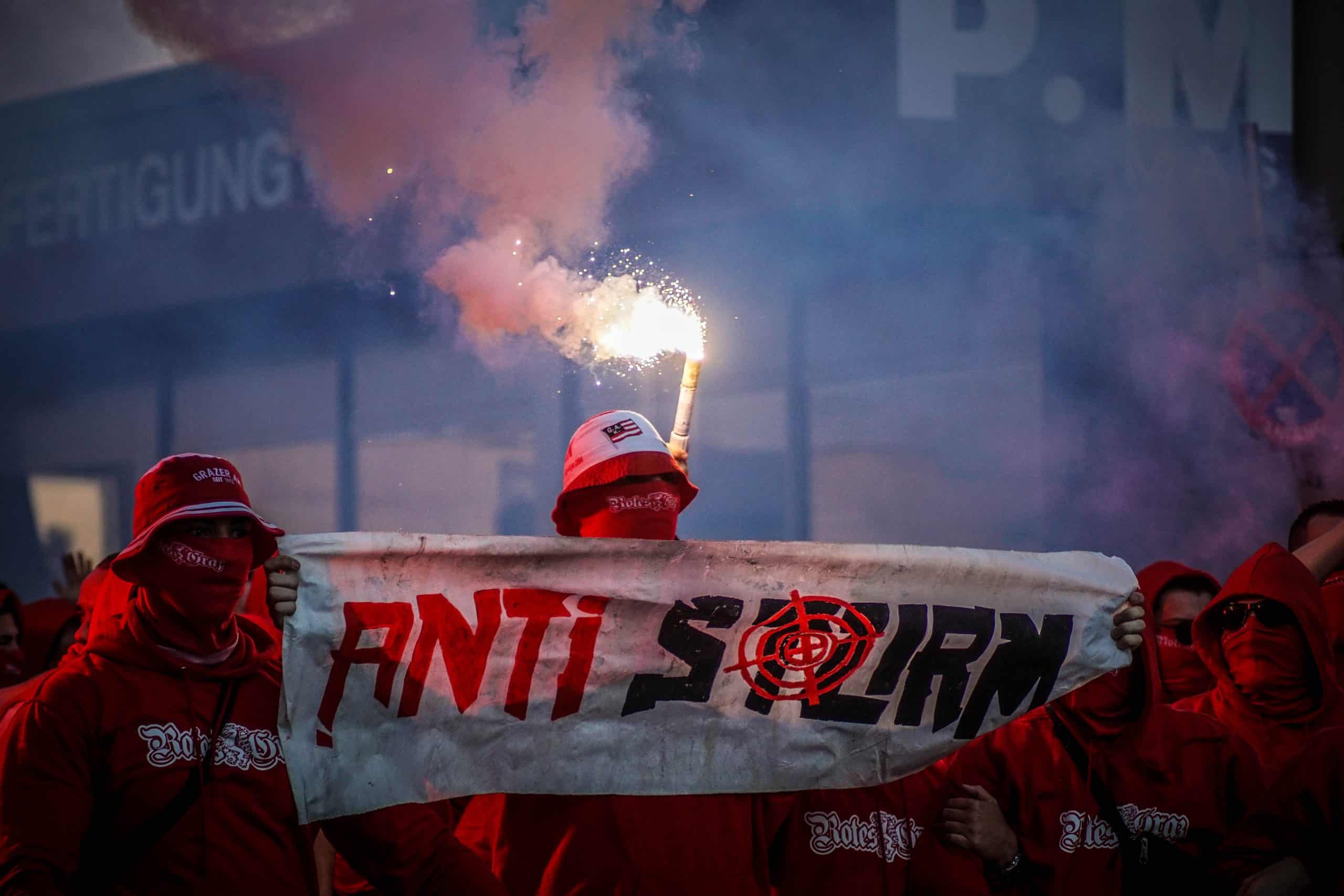 Corteos, tifos & fakkels; na 15 jaar is de Graz derby terug!