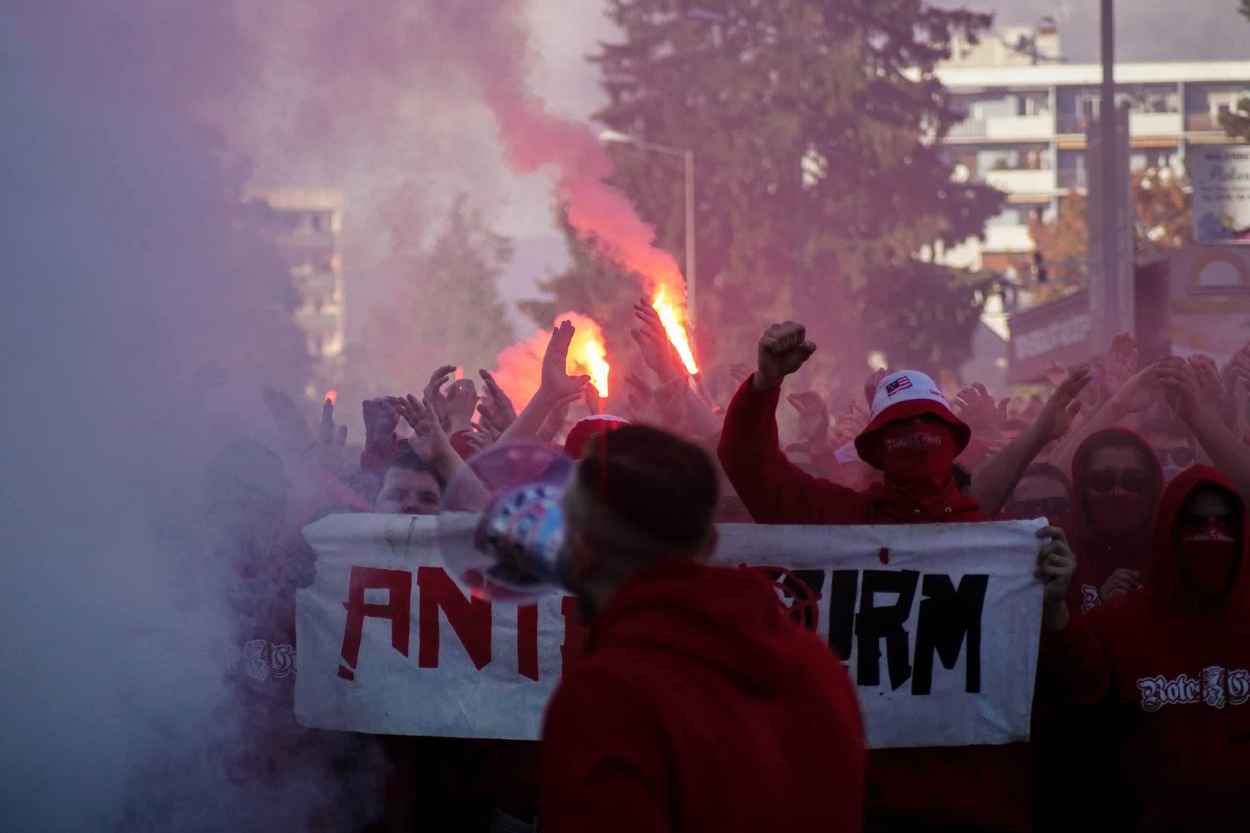 Corteos, tifos & fakkels; na 15 jaar is de Graz derby terug!