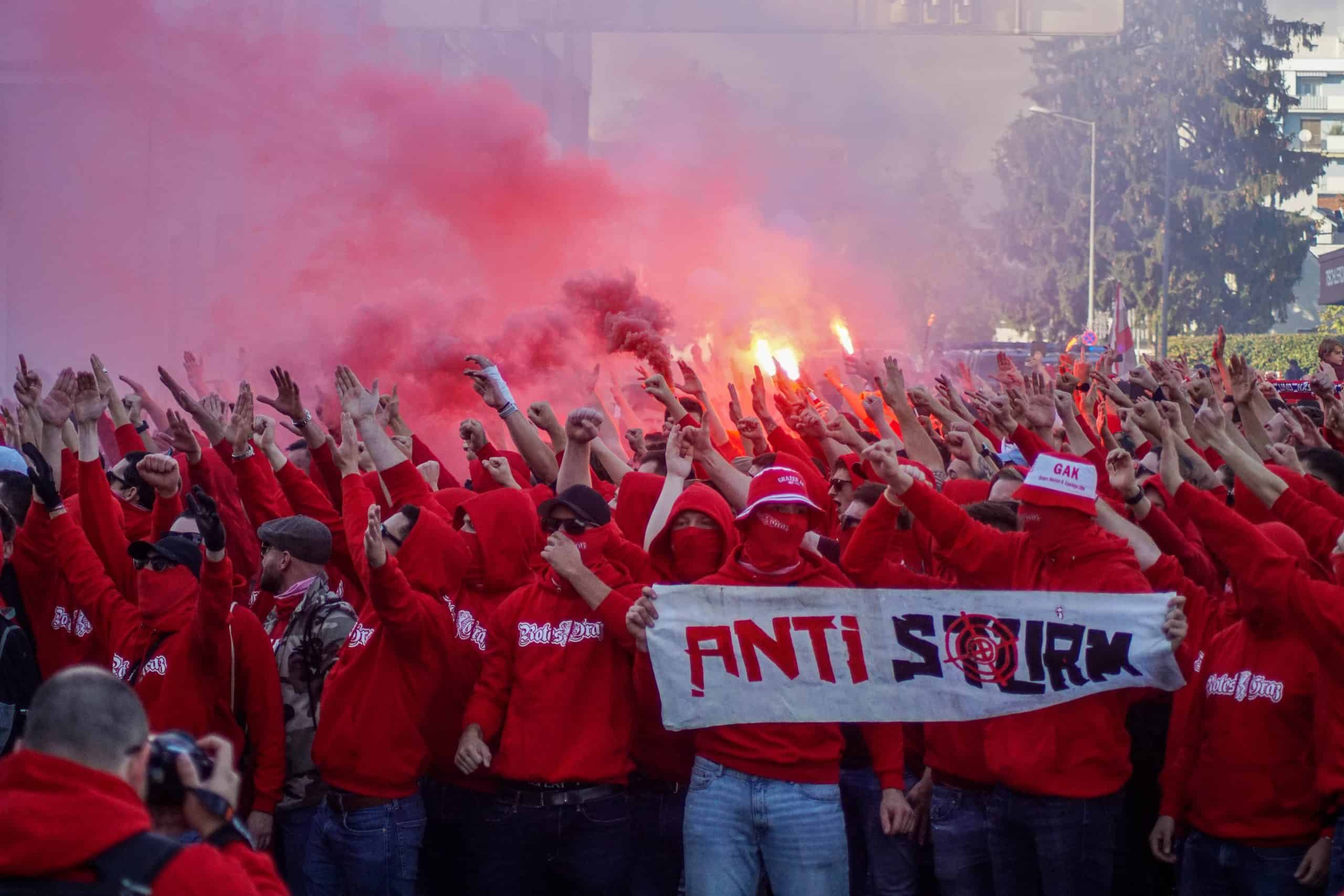 Corteos, tifos & fakkels; na 15 jaar is de Graz derby terug!