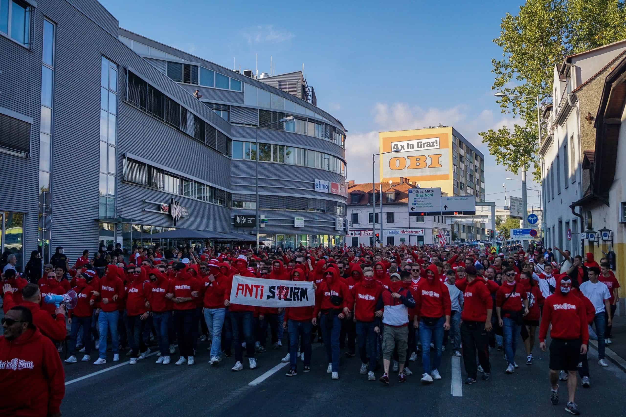 Corteos, tifos & fakkels; na 15 jaar is de Graz derby terug!