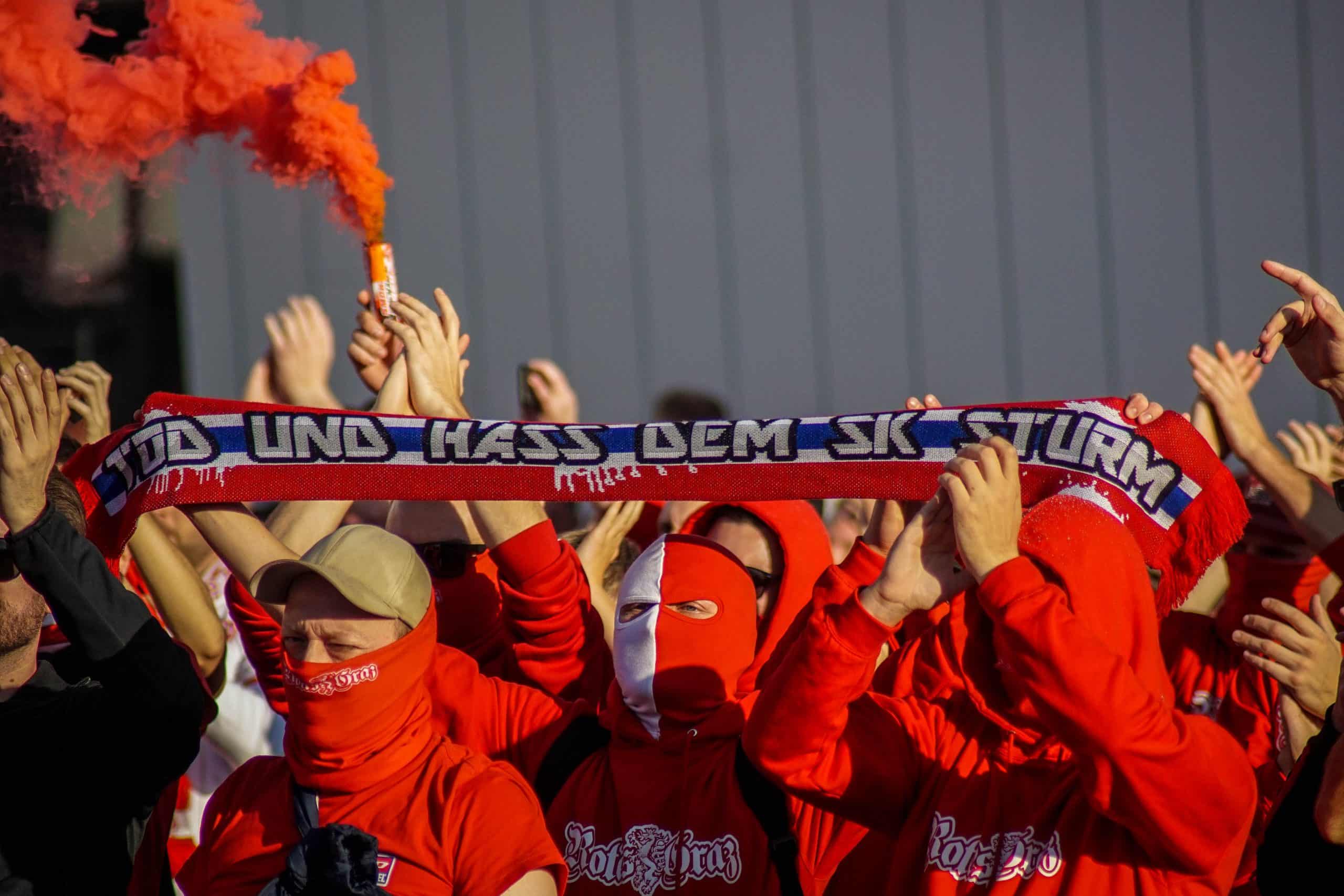 Corteos, tifos & fakkels; na 15 jaar is de Graz derby terug!