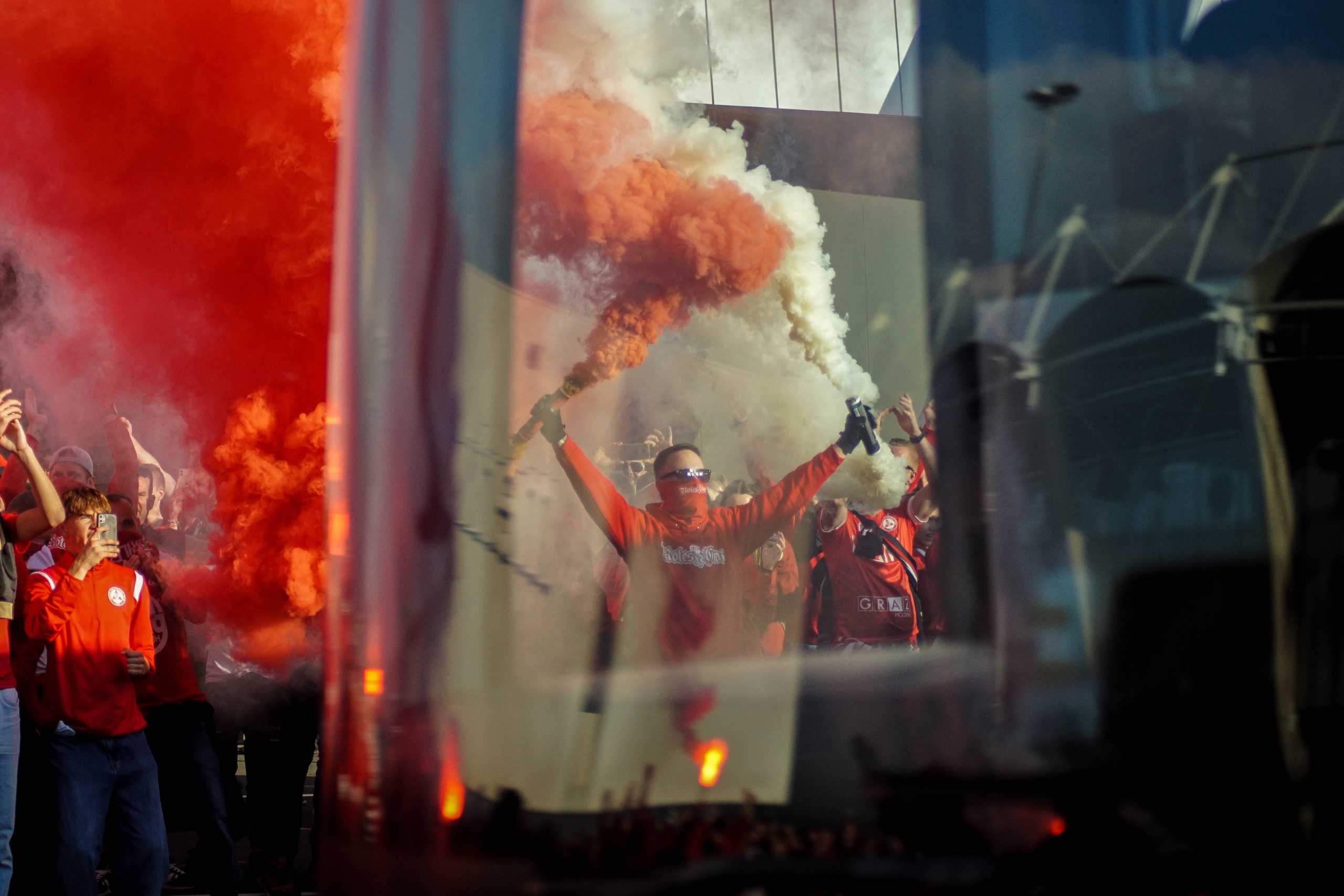 Corteos, tifos & fakkels; na 15 jaar is de Graz derby terug!