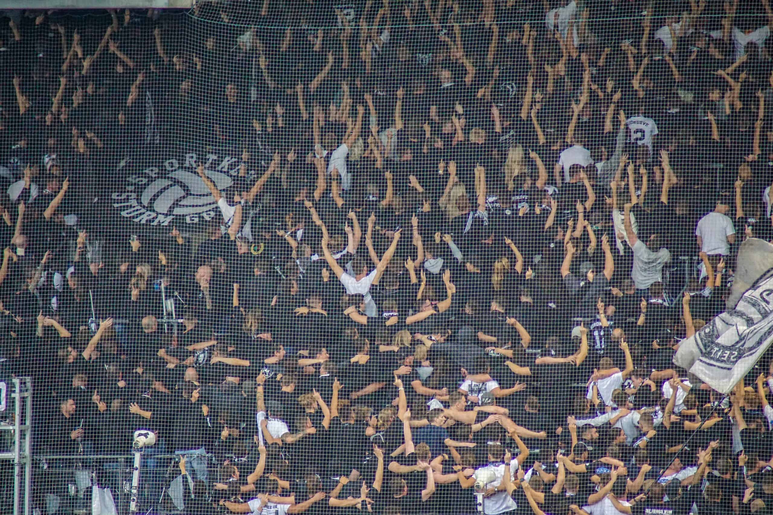 Corteos, tifos & fakkels; na 15 jaar is de Graz derby terug!