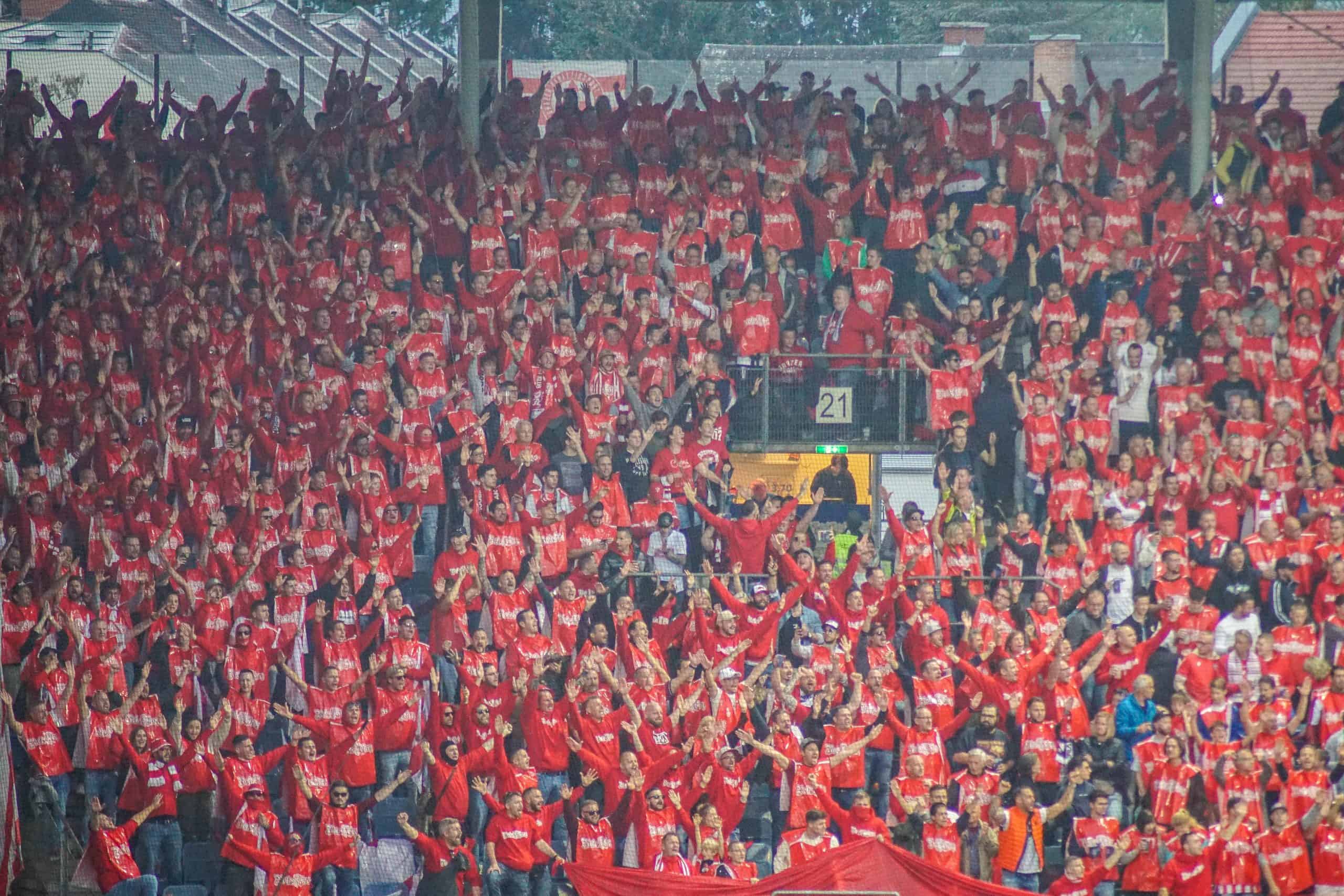 Corteos, tifos & fakkels; na 15 jaar is de Graz derby terug!