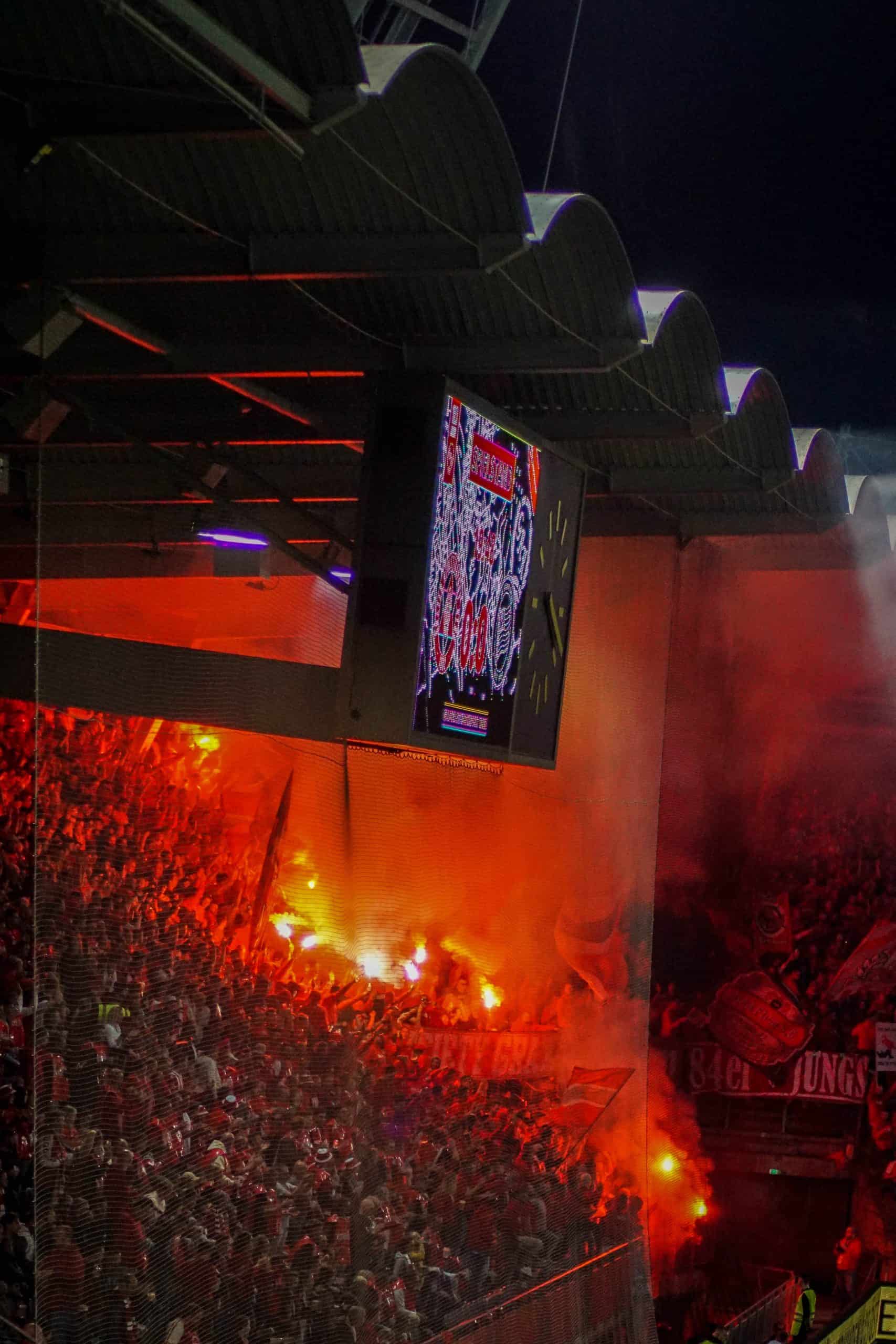 Corteos, tifos & fakkels; na 15 jaar is de Graz derby terug!