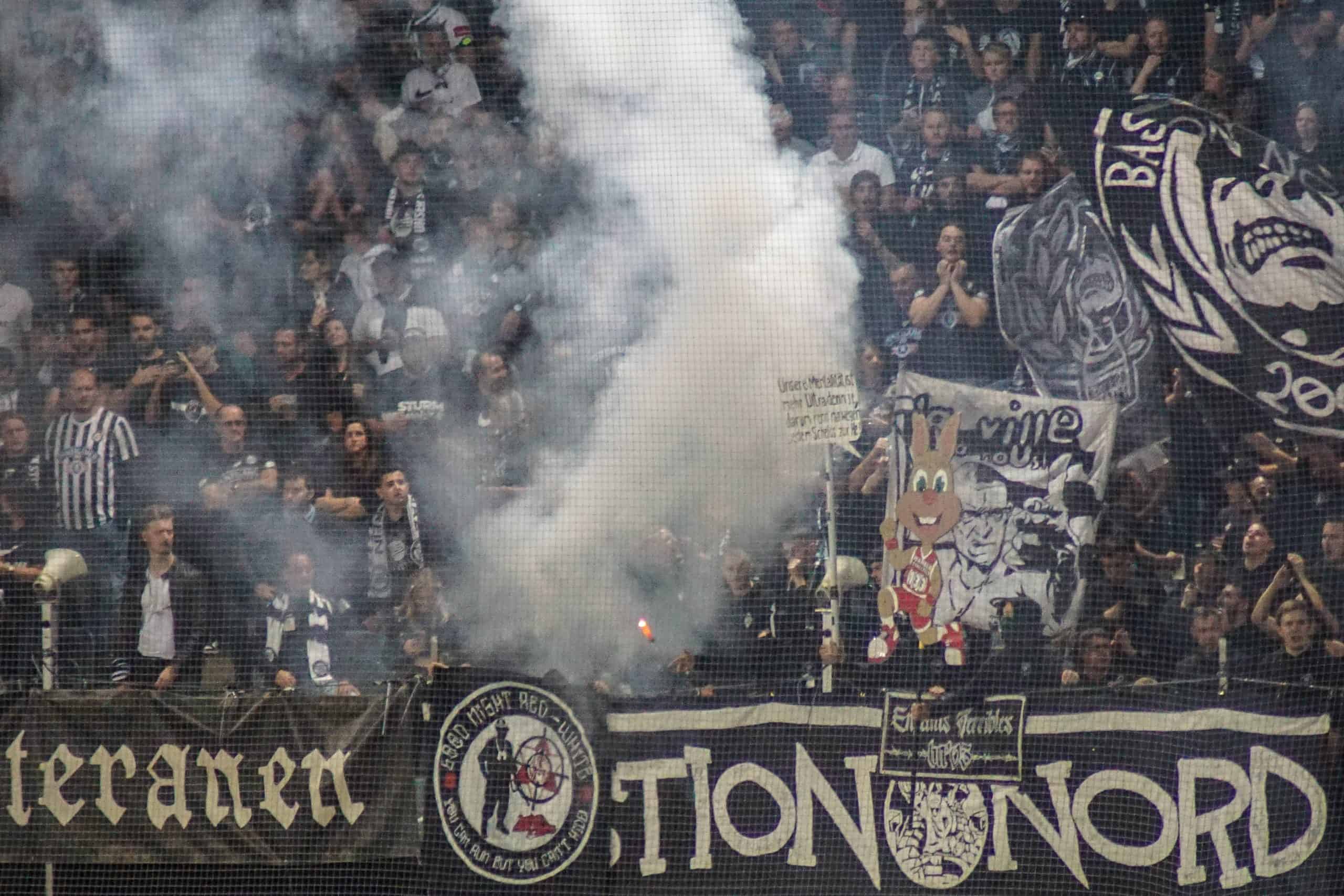 Corteos, tifos & fakkels; na 15 jaar is de Graz derby terug!