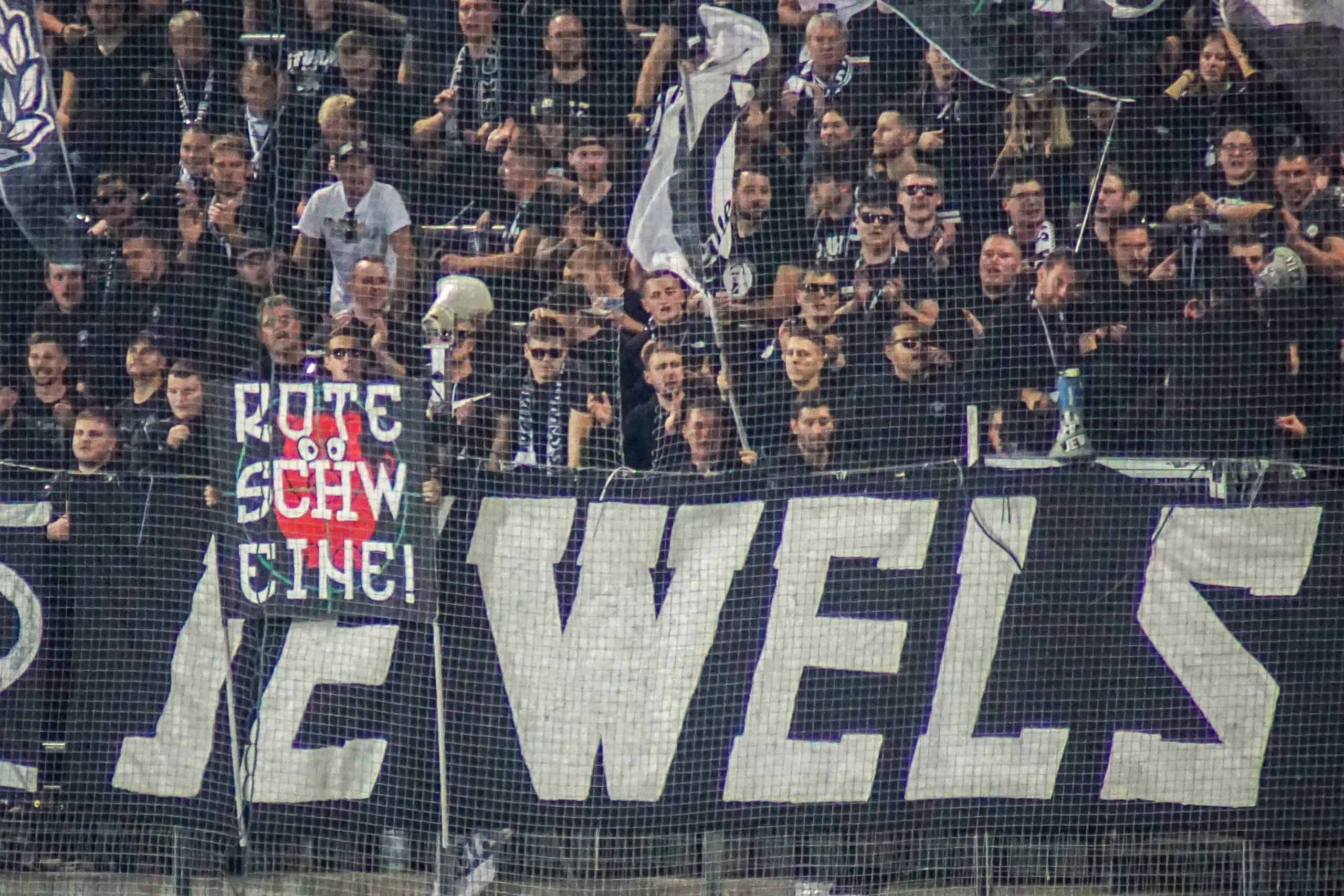 Corteos, tifos & fakkels; na 15 jaar is de Graz derby terug!