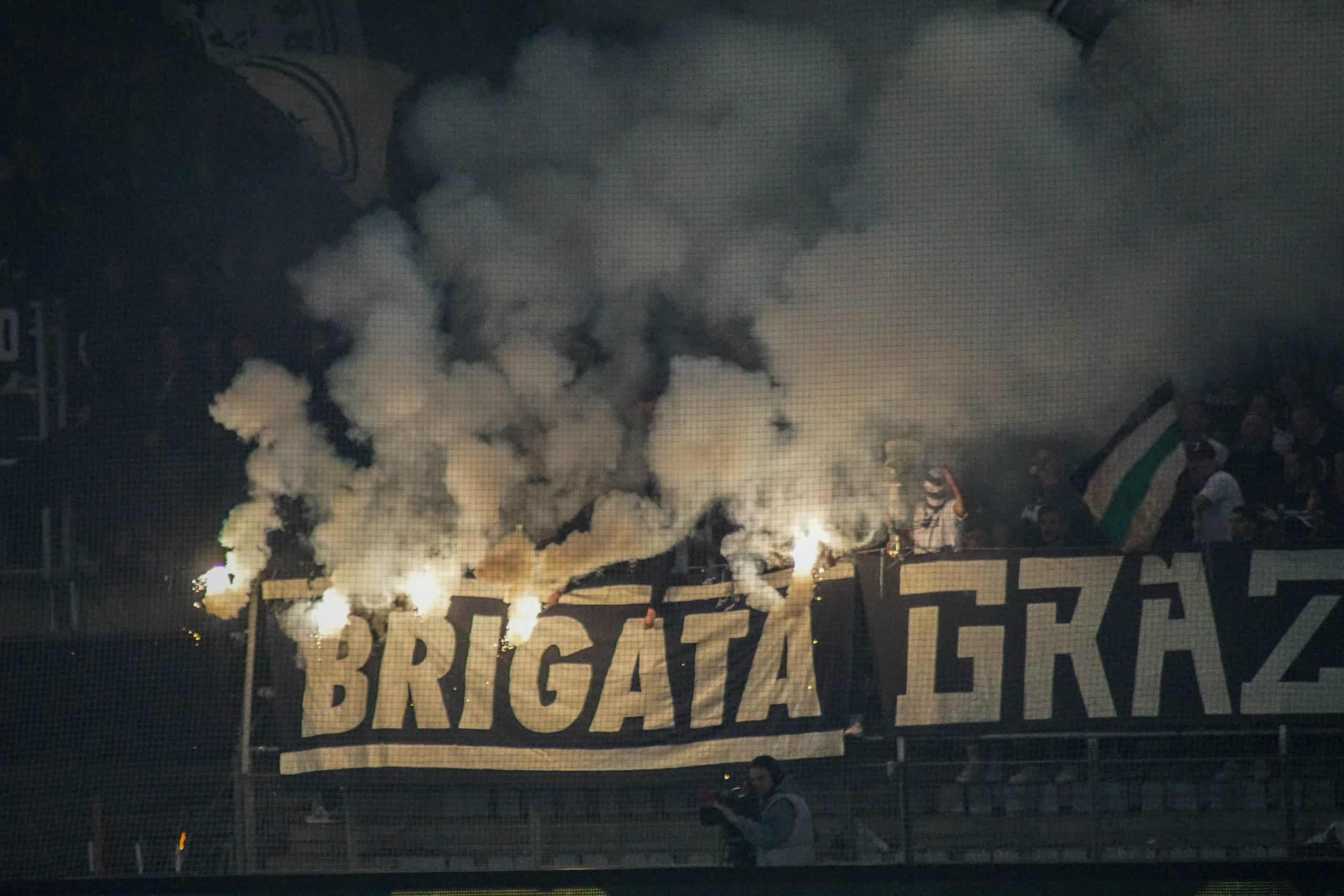 Corteos, tifos & fakkels; na 15 jaar is de Graz derby terug!