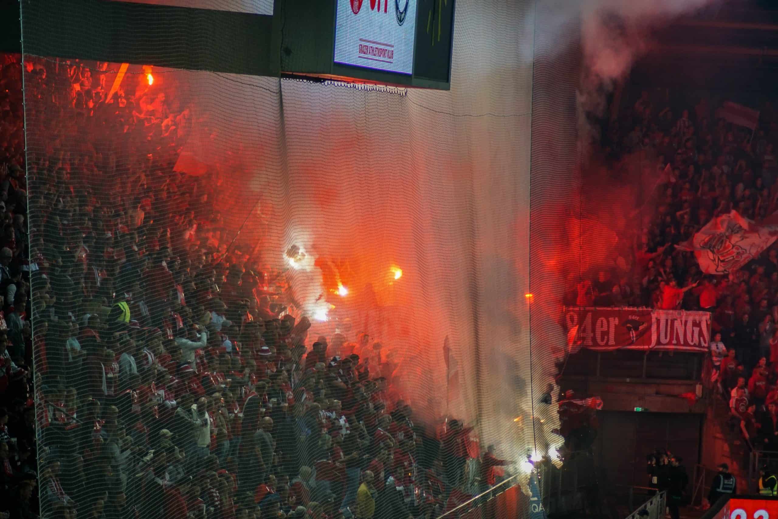 Corteos, tifos & fakkels; na 15 jaar is de Graz derby terug!