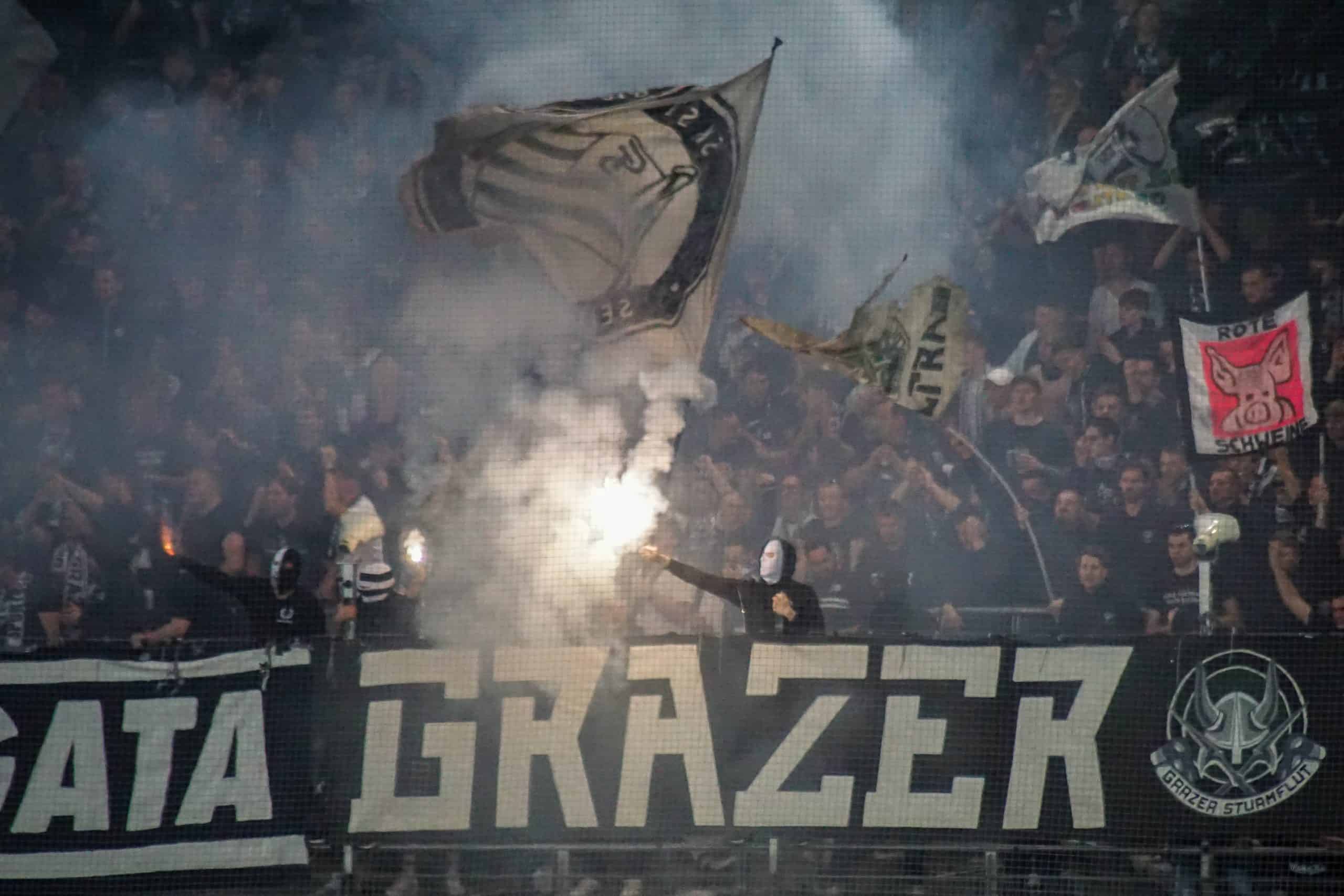 Corteos, tifos & fakkels; na 15 jaar is de Graz derby terug!
