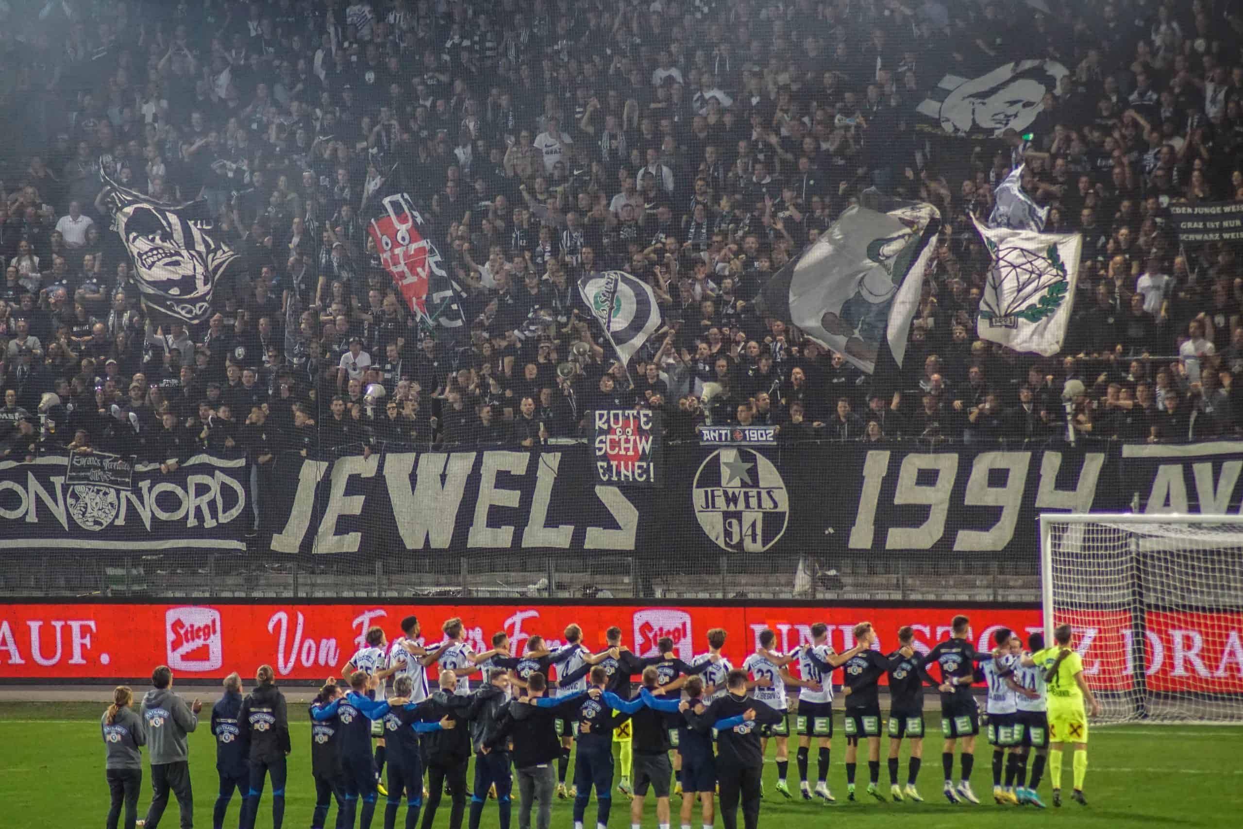 Corteos, tifos & fakkels; na 15 jaar is de Graz derby terug!