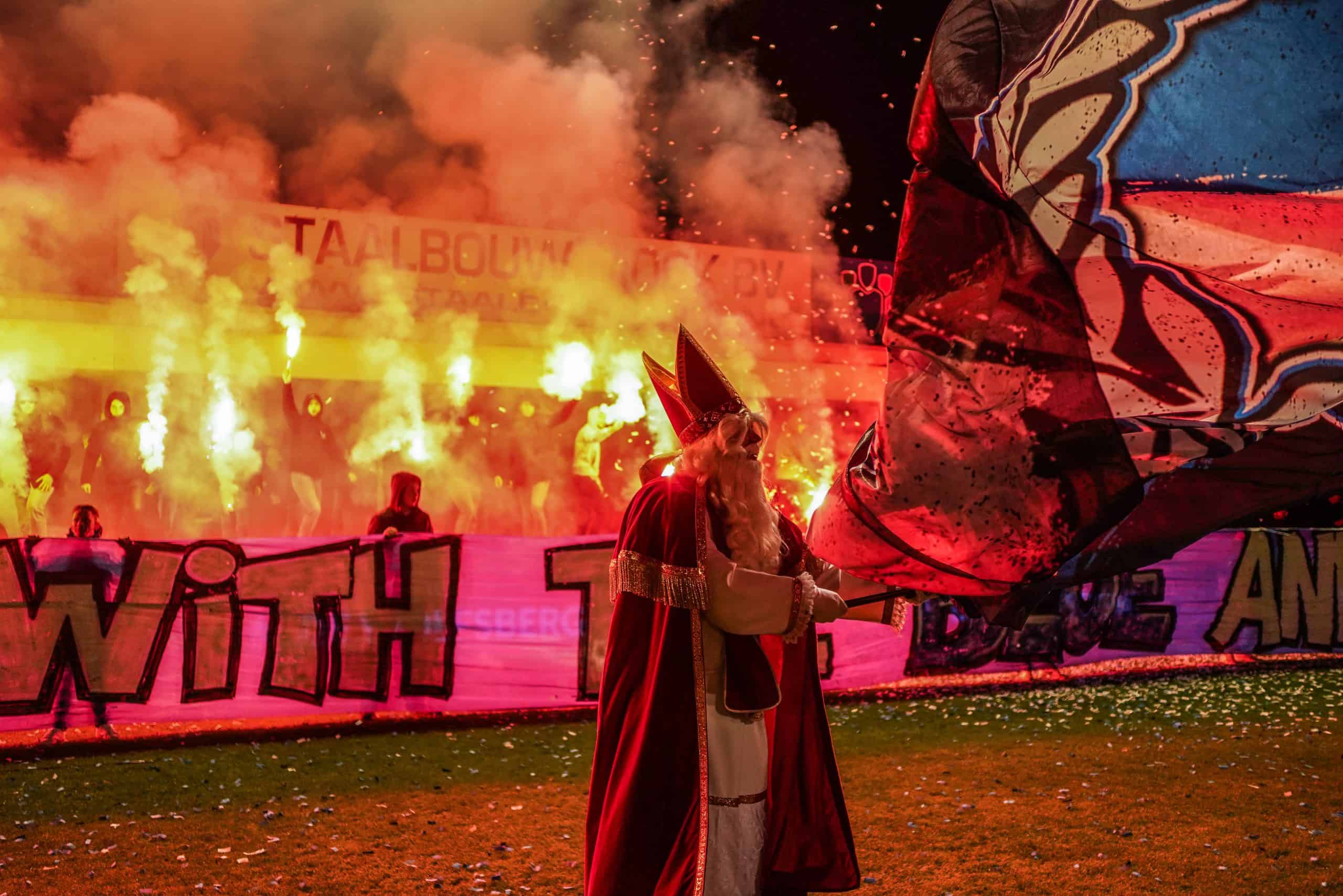 De Quick Boys goedheiligman komt met zak vol pyro langs in Groesbeek.