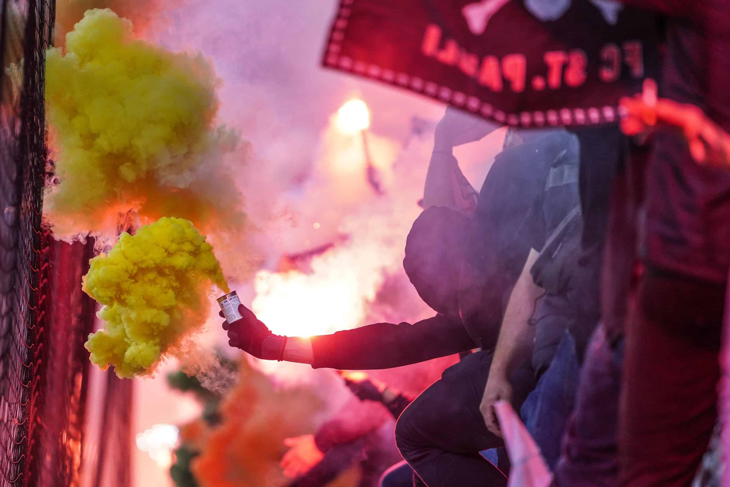 Hamburg ist braun-weiß na Hamburger Stadtderby vol pyro