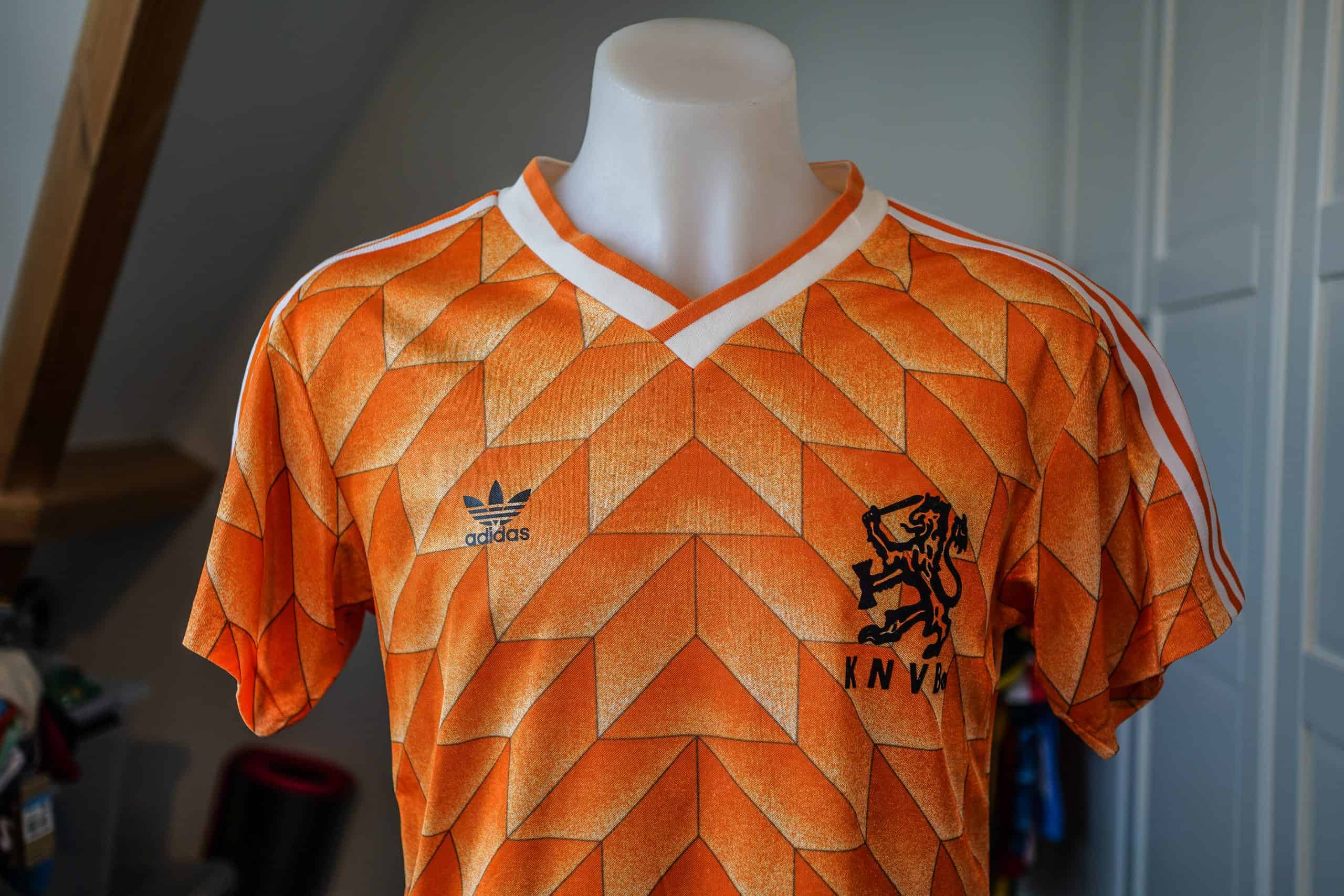 De schitterende shirtjesverzameling van voetbalcommentator Martijn van Zijtveld