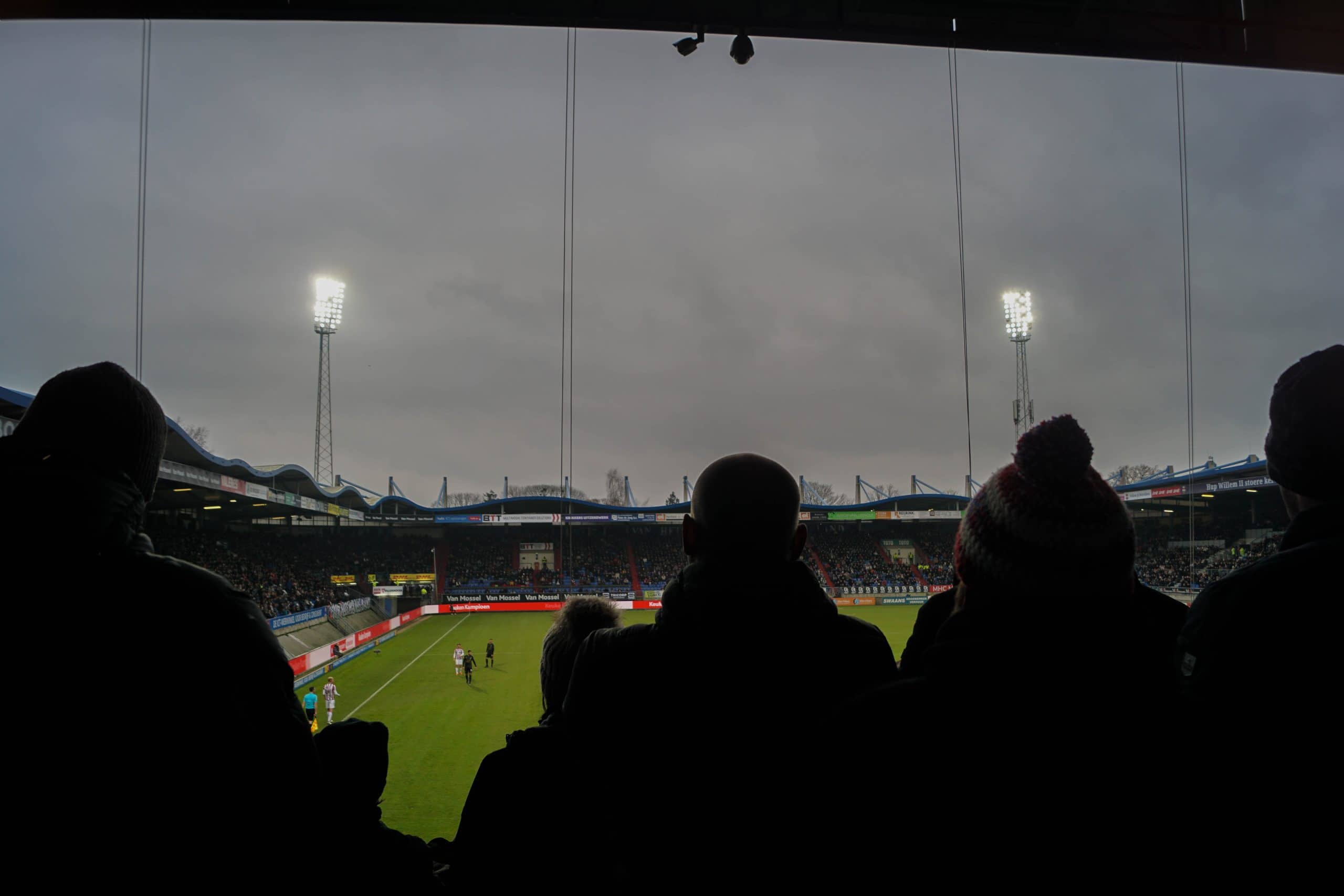 Willem II-supporters laten van zich horen bij terugkeer Brabantse derby