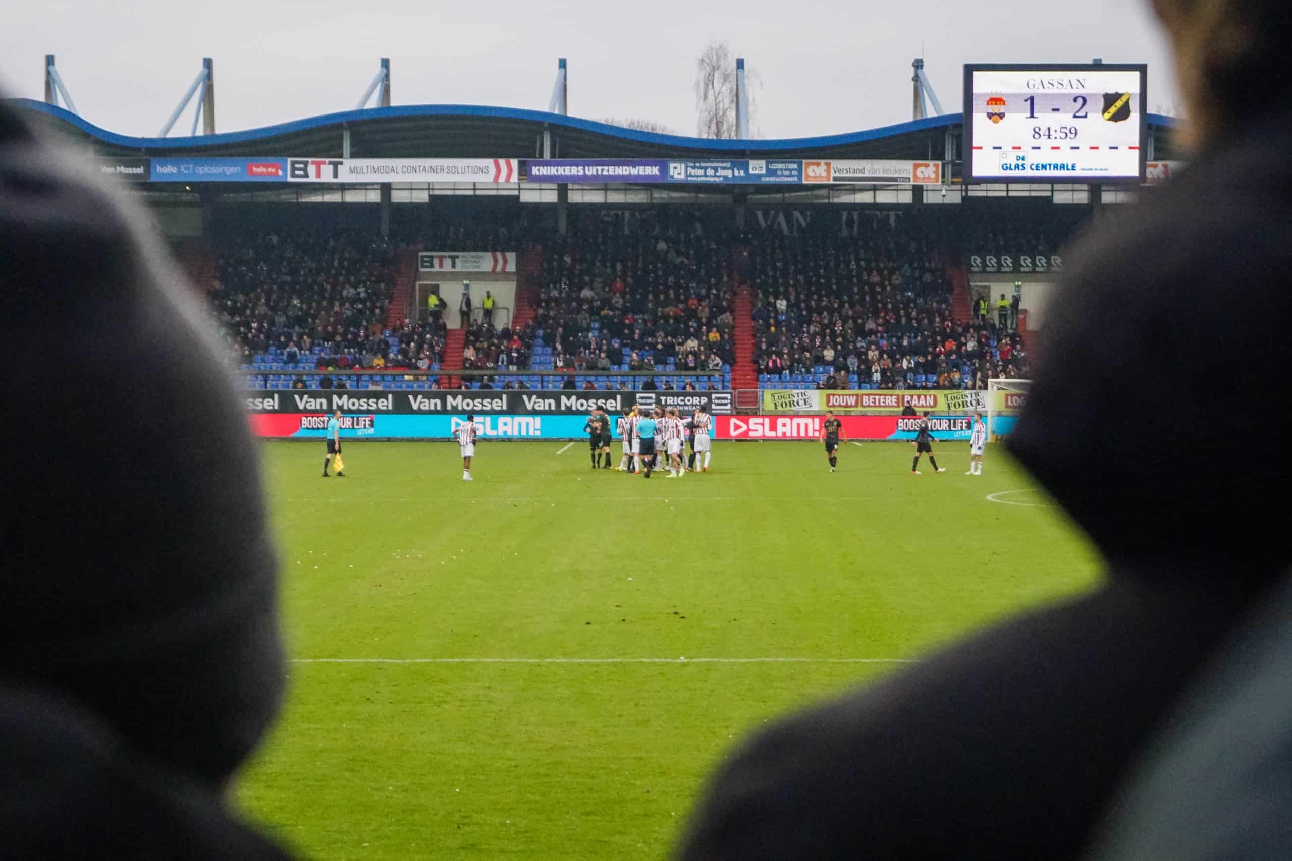Willem II-supporters laten van zich horen bij terugkeer Brabantse derby