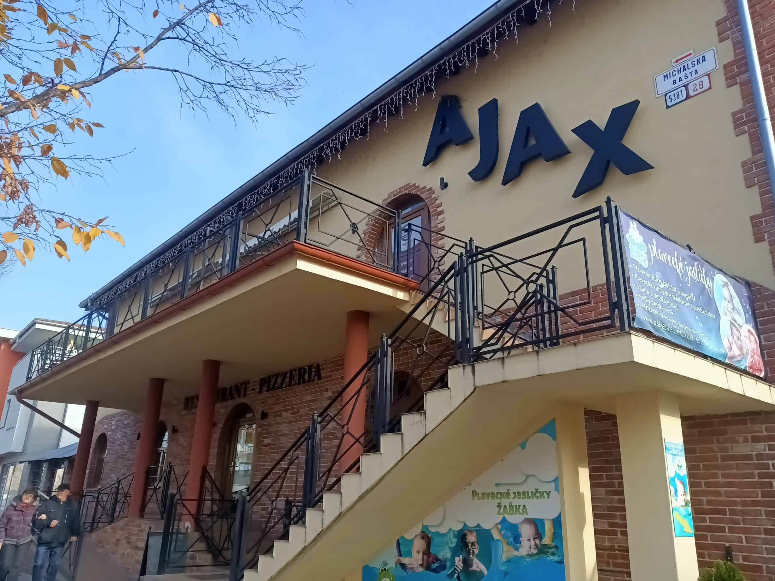 Ajax Pizzeria bij de lokale Slowaakse voetbalclub