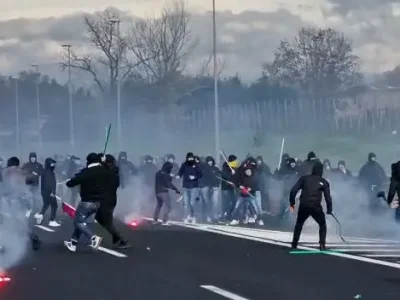 napoli and roma fans fight on motorway