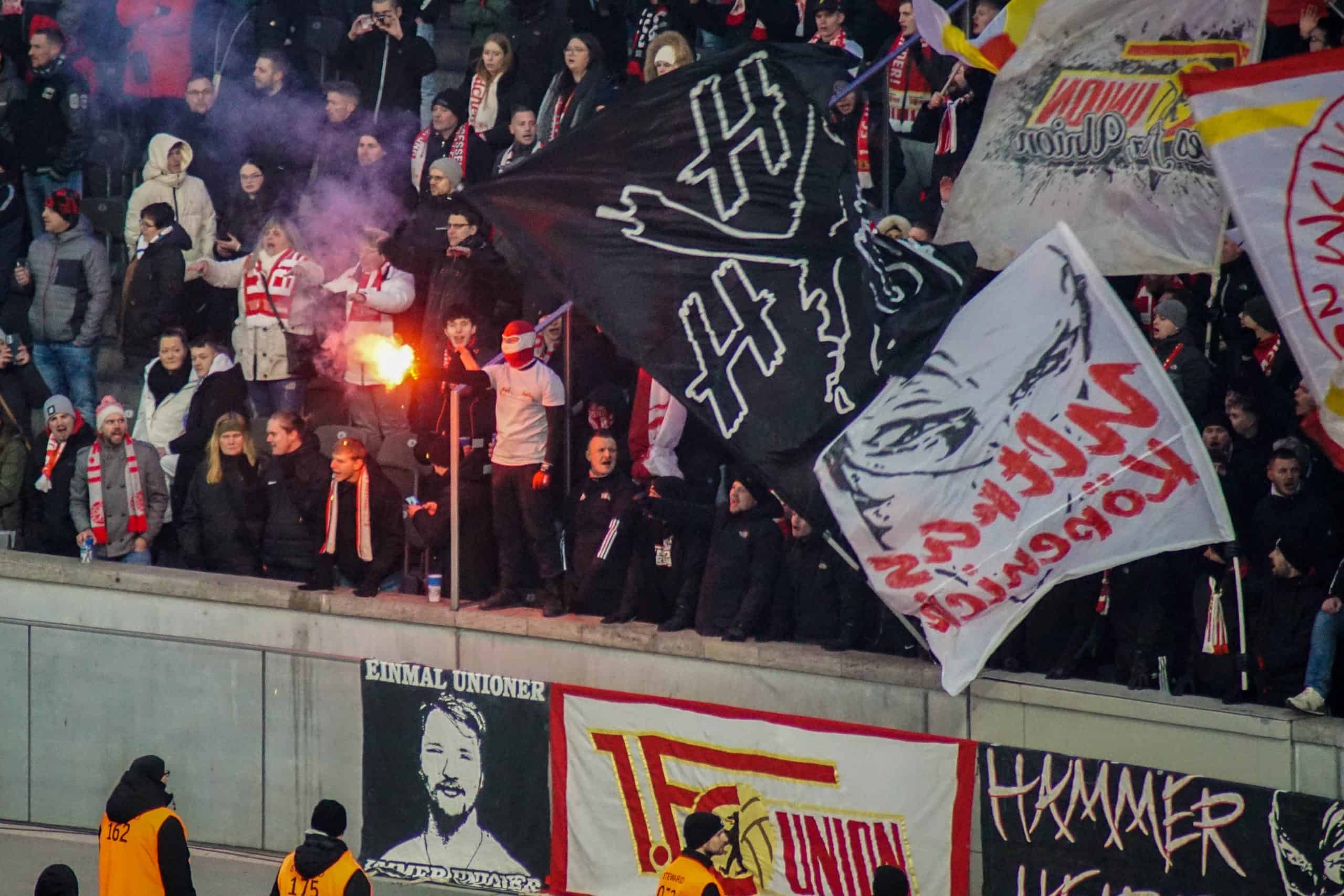 Derby van Berlijn: 300 opgepakte ultras Hertha en pyroshow Eisern Union
