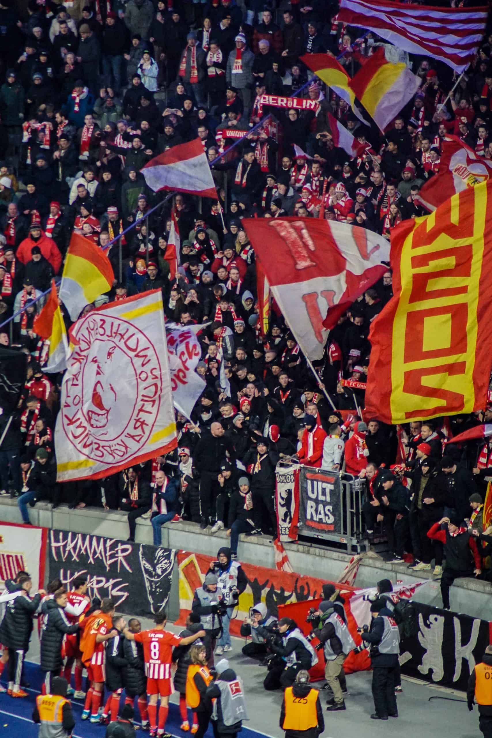 Derby van Berlijn: 300 opgepakte ultras Hertha en pyroshow Eisern Union