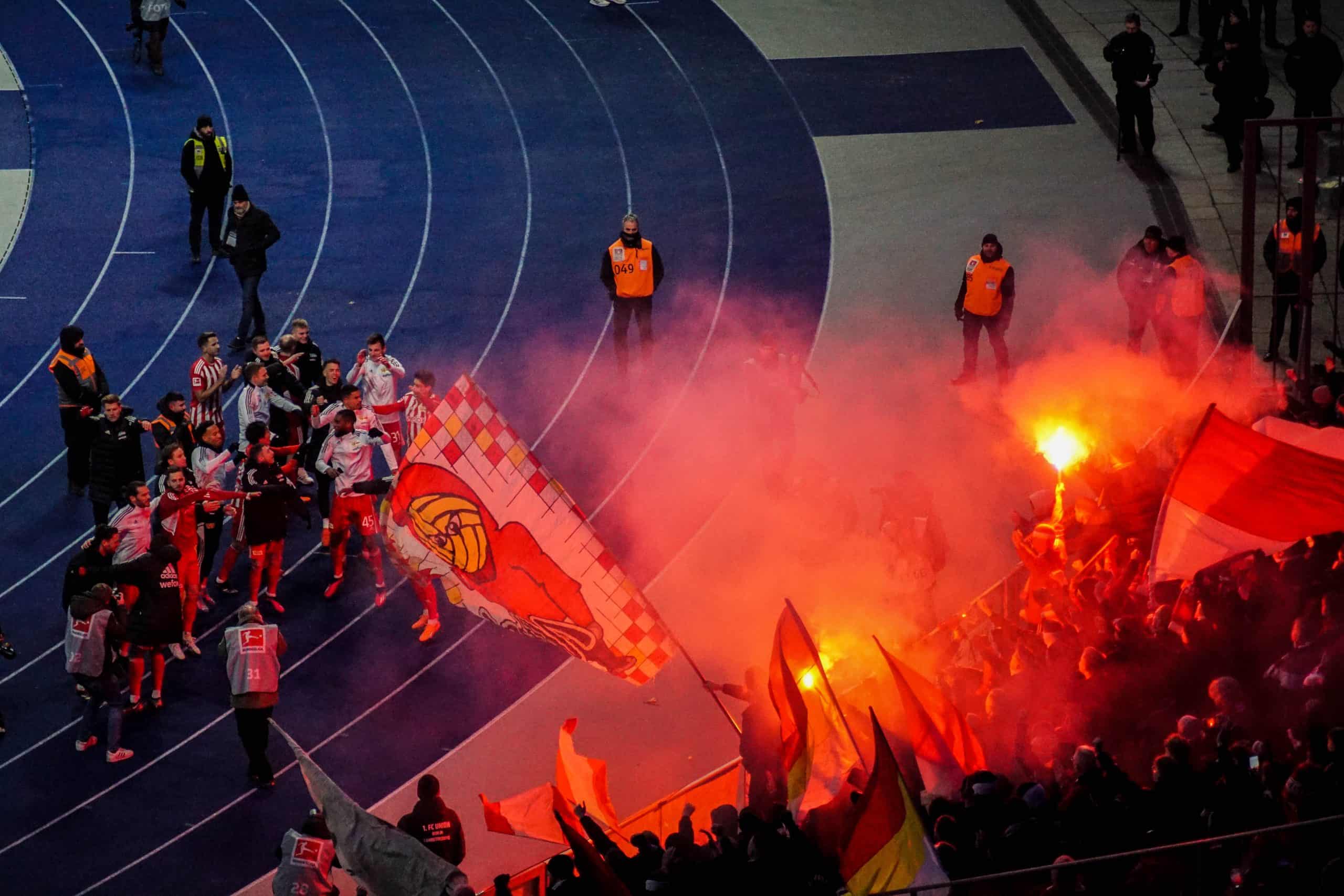 Derby van Berlijn: 300 opgepakte ultras Hertha en pyroshow Eisern Union