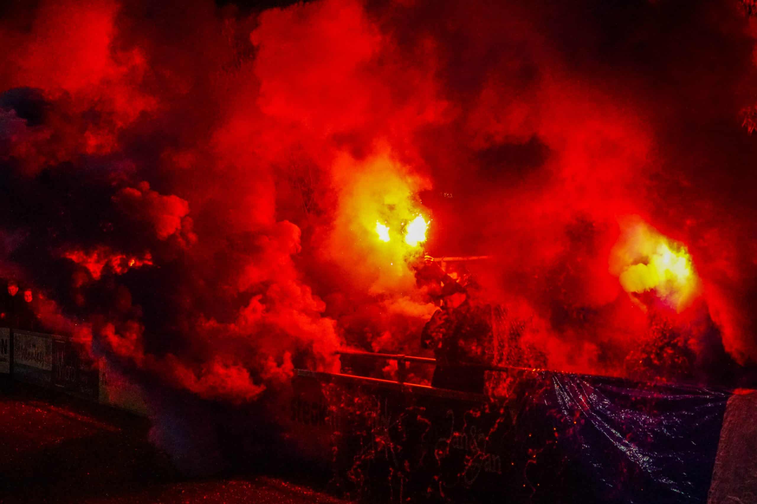 Gigantische pyroshow bij derby van Zevenaar