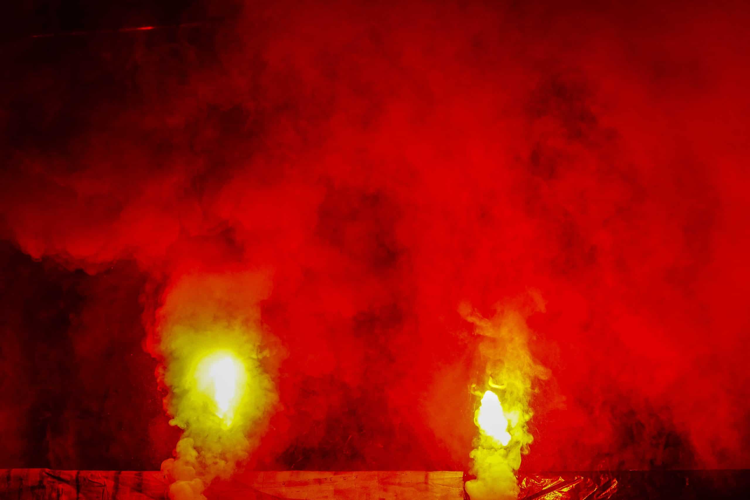 Gigantische pyroshow bij derby van Zevenaar