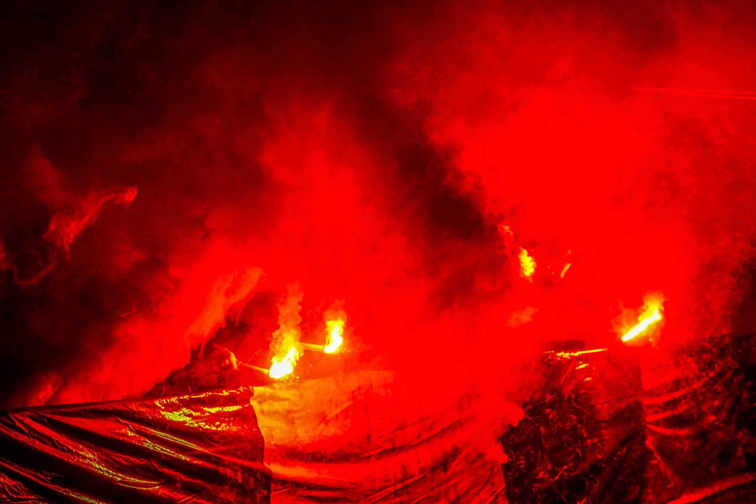 Gigantische pyroshow bij derby van Zevenaar