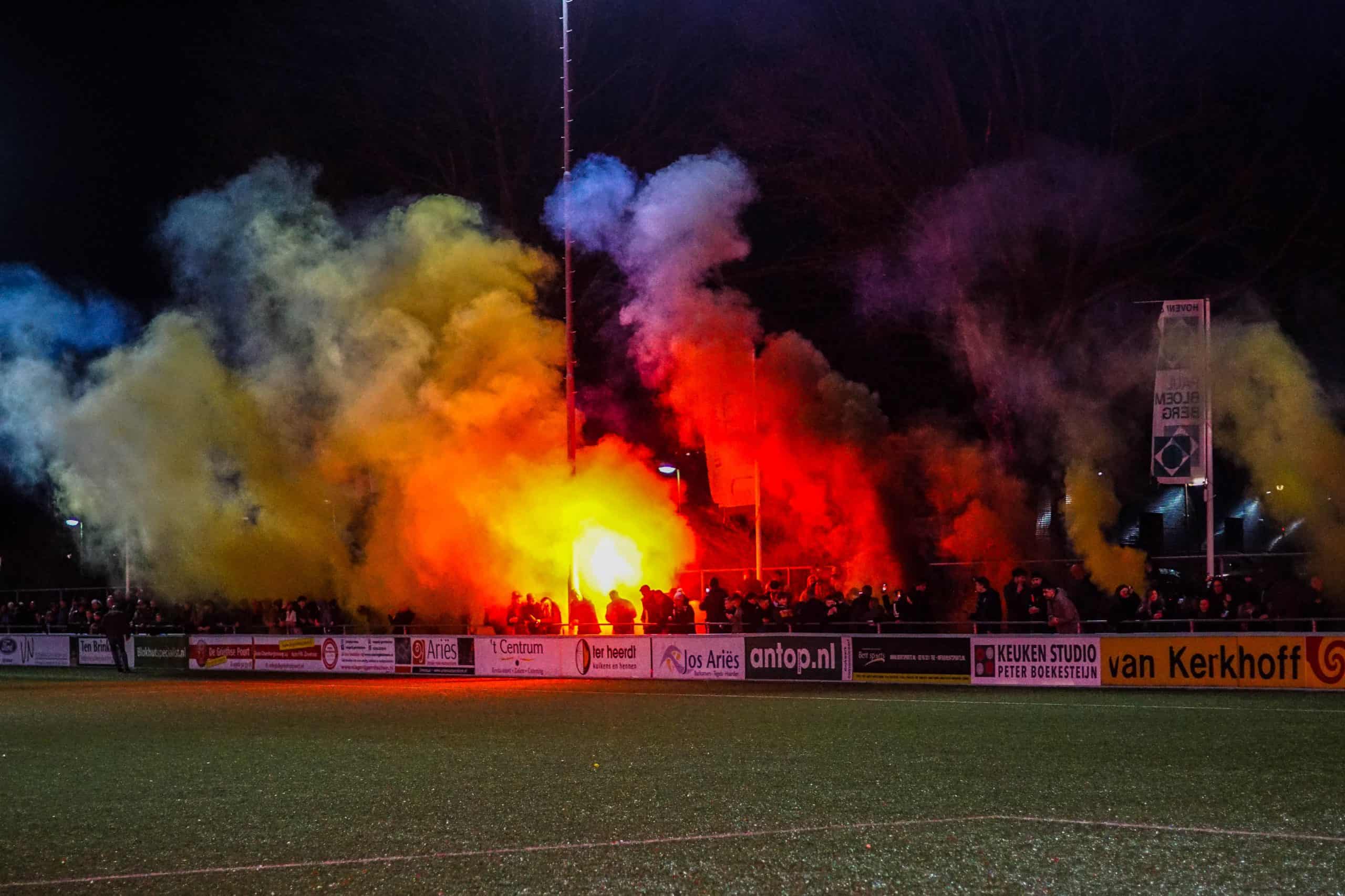 Gigantische pyroshow bij derby van Zevenaar