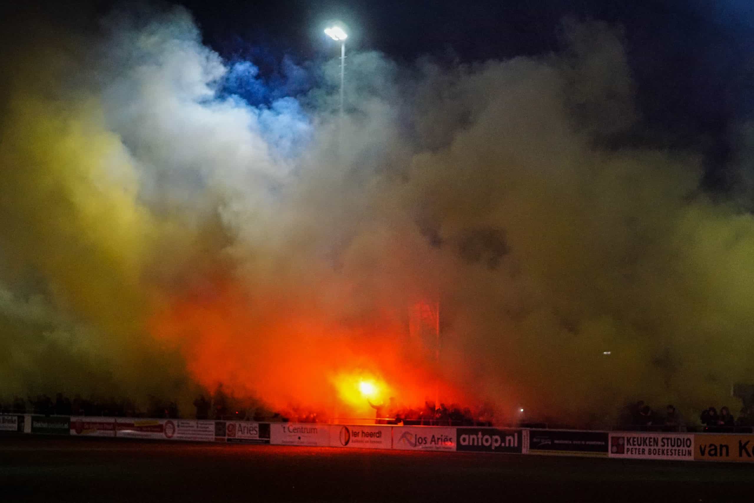 Gigantische pyroshow bij derby van Zevenaar