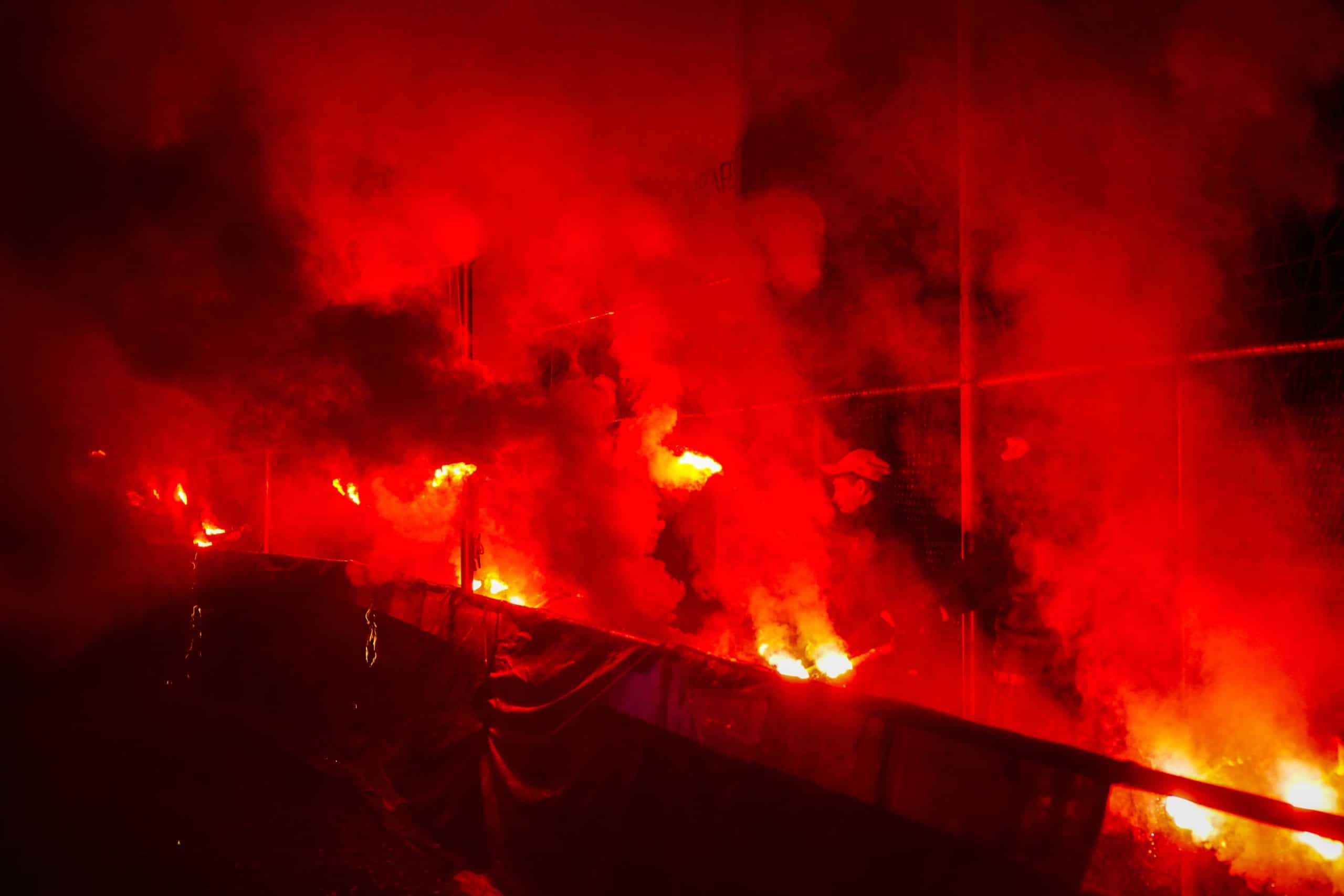 Gigantische pyroshow bij derby van Zevenaar